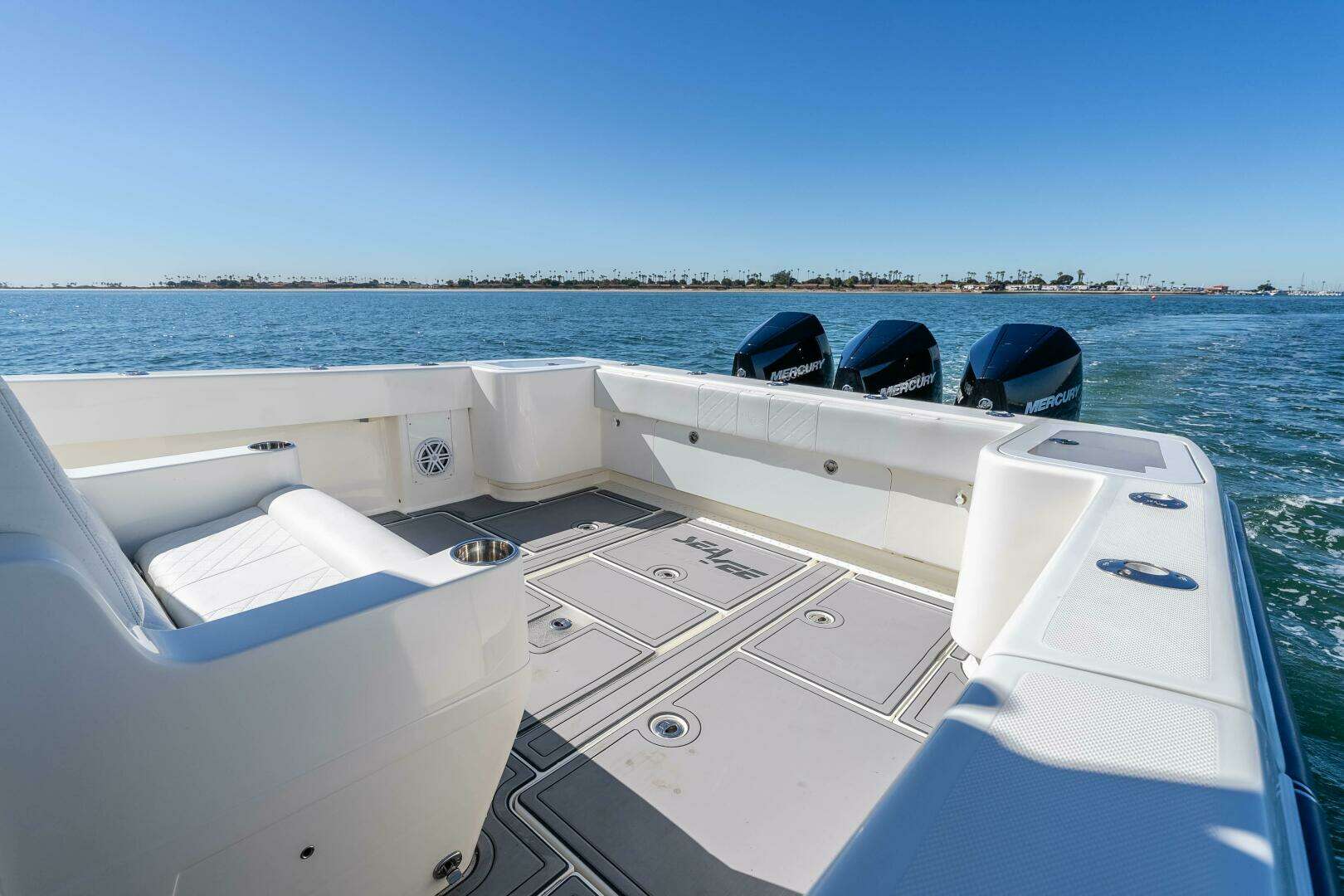 2018 SeaVee 370 Z - Image 4