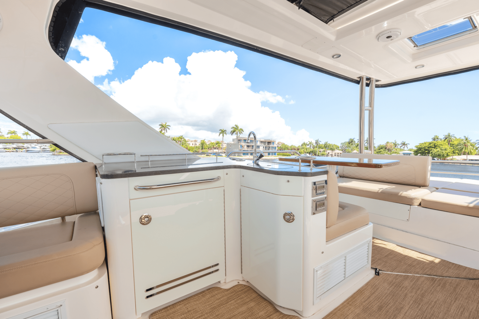 2017 Sea Ray 510 FLYBRIDGE - Image 40