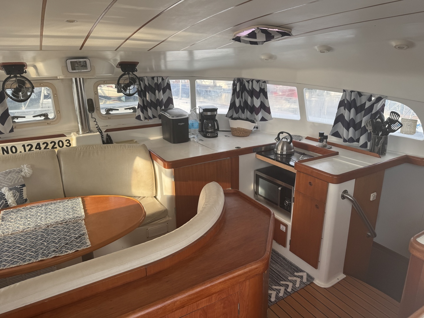 2004 Lagoon 410 S2 - Image 4
