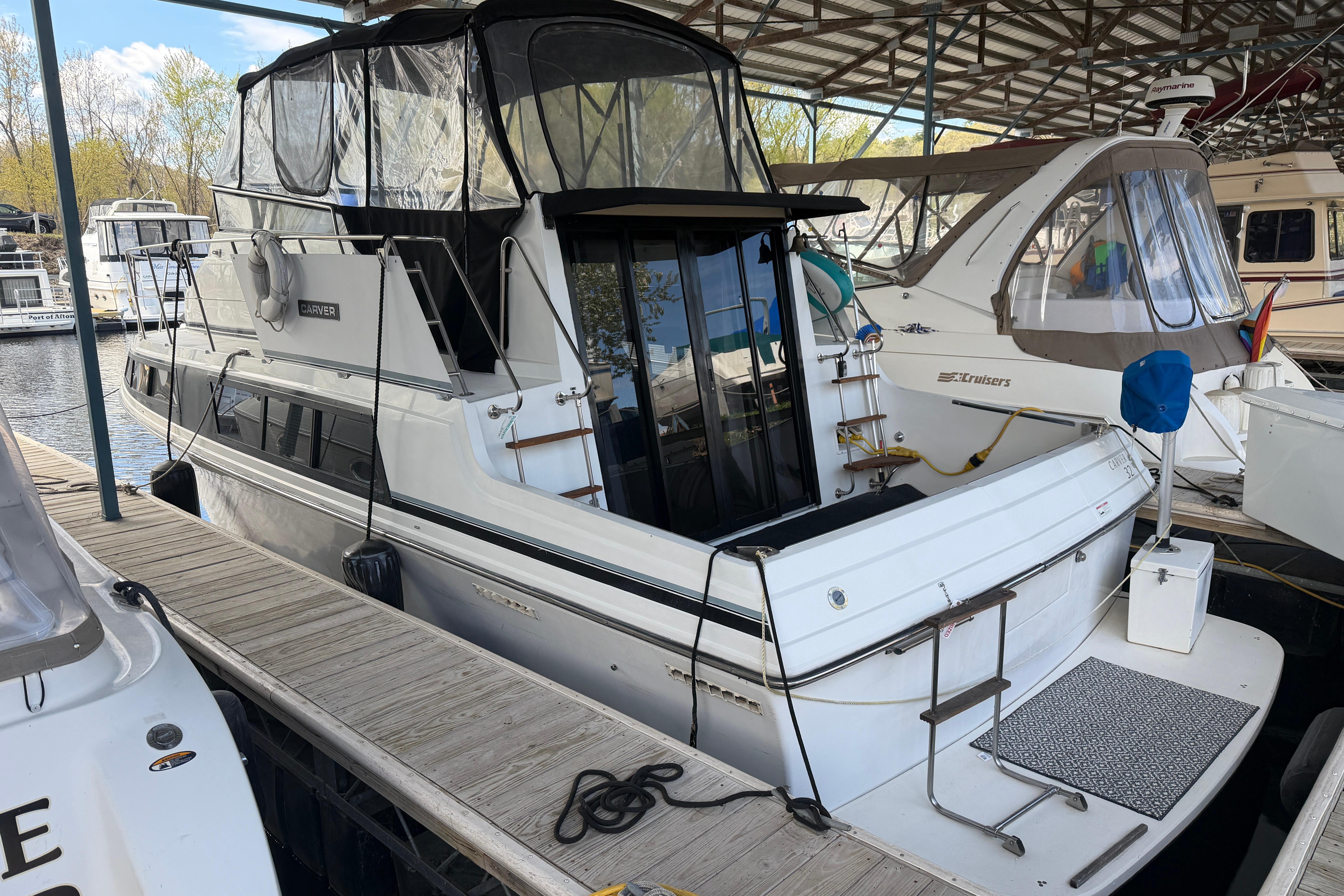 1986 Carver 3297 Mariner