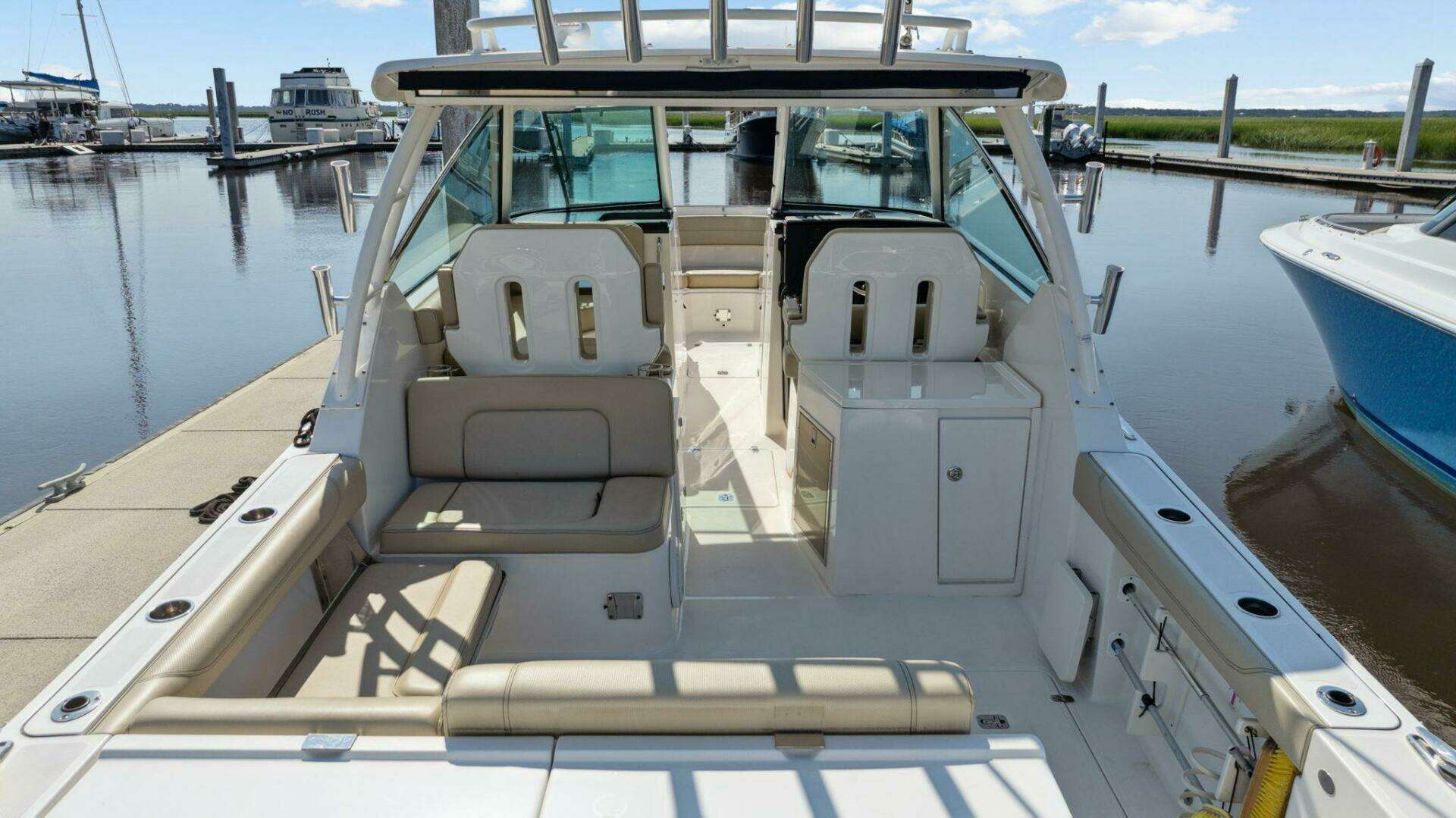 2018 Pursuit 325 DC - Image 30
