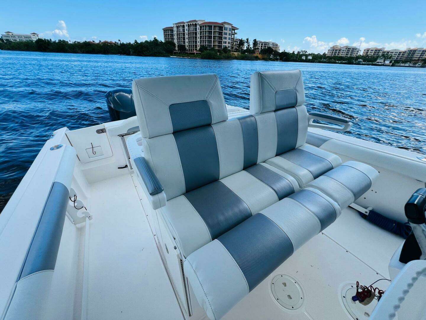2012 Everglades 295 Center Console - Image 25