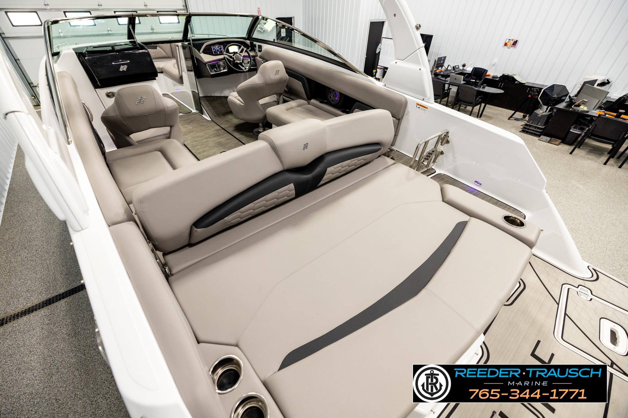 2024 FOURWINNS HD5 Surf boat interior with luxurious seating and modern dashboard.