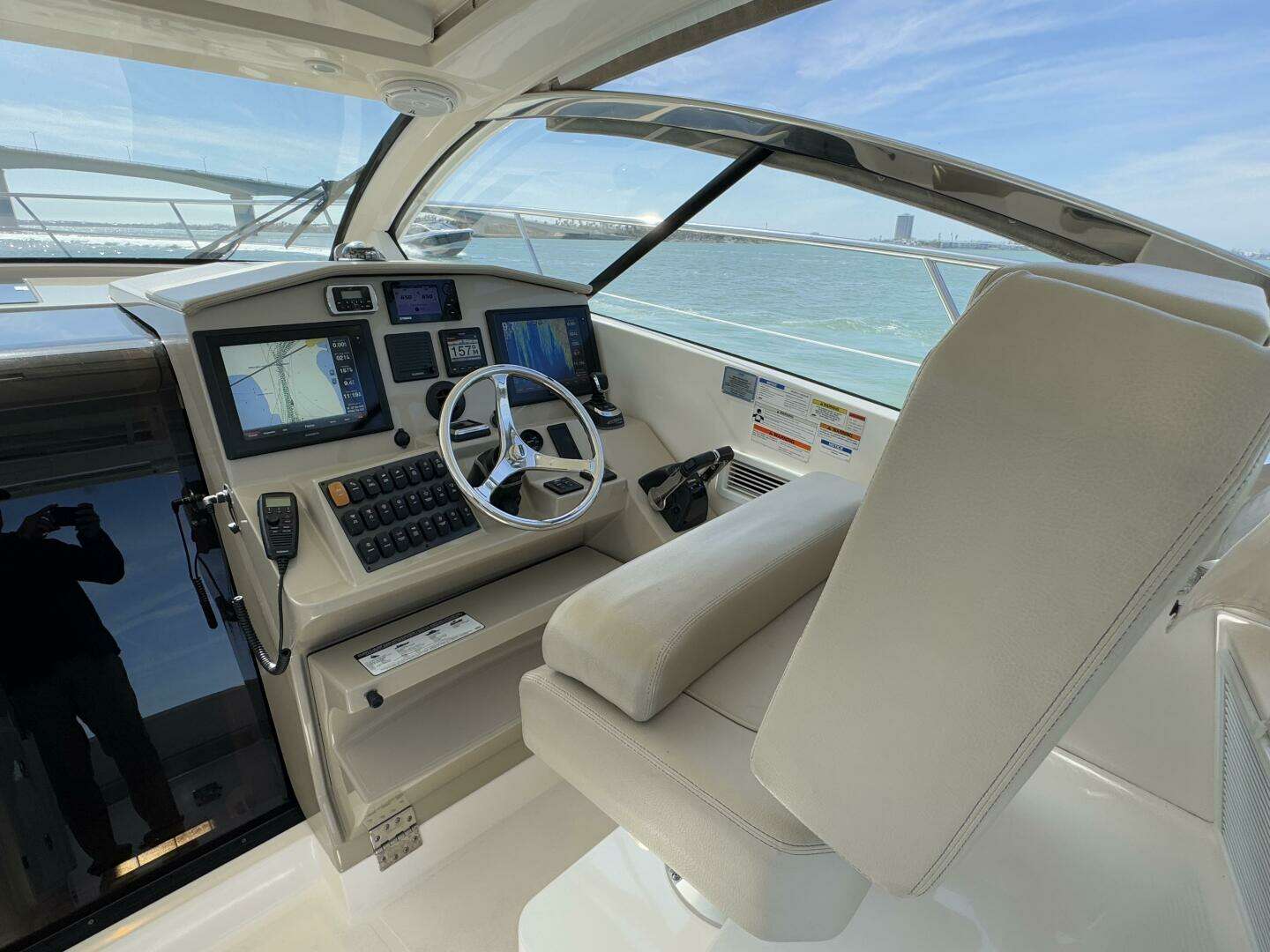 2015 Pursuit 365i Sport Coupe - Image 28