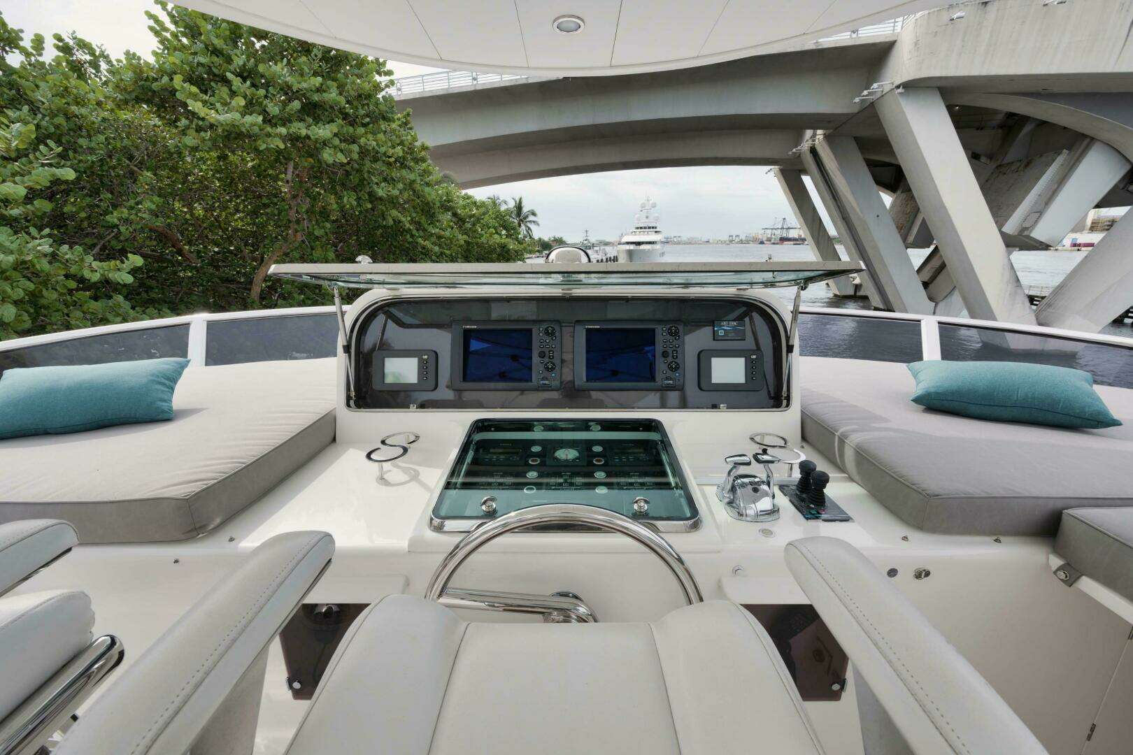 2012 Horizon P110 Tri-Deck - Image 32