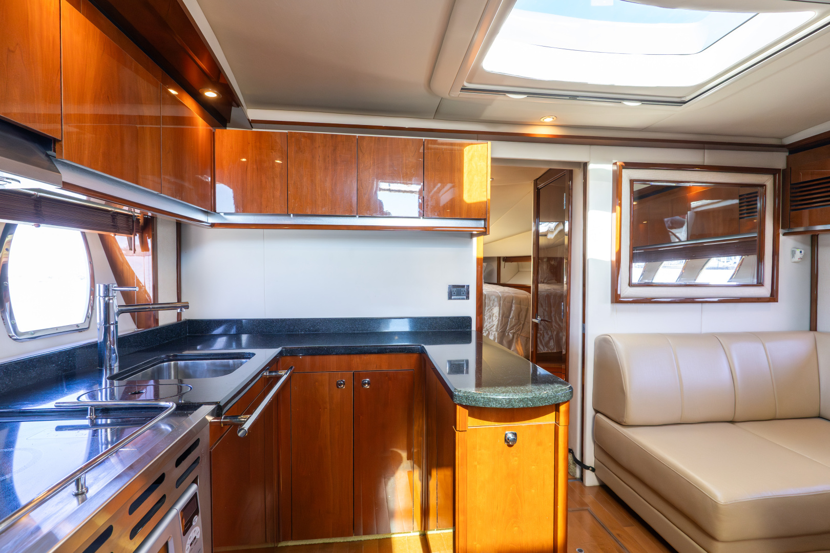 2010 Sea Ray 50 SUNDANCER - Image 15
