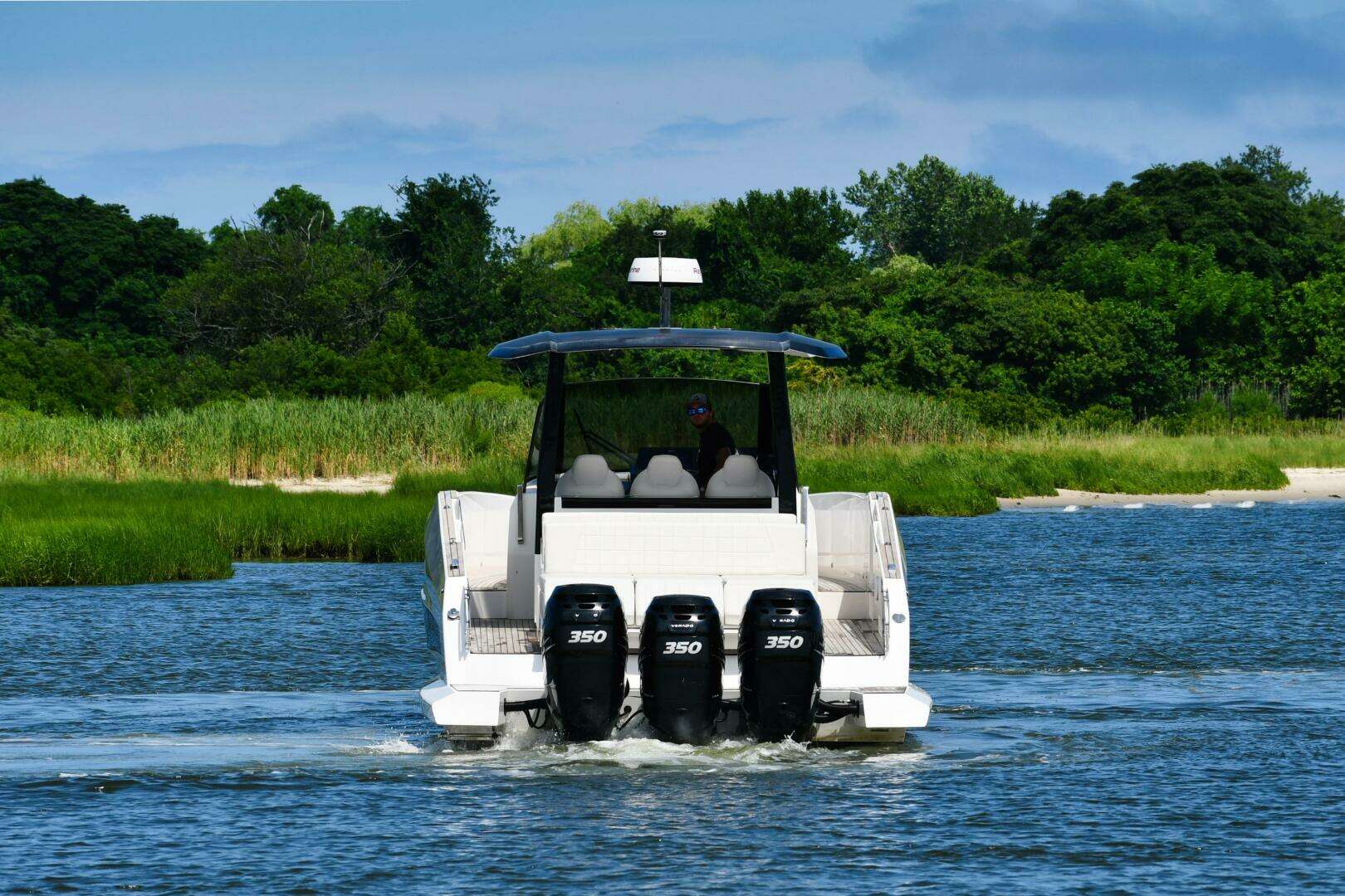 2023 Astondoa 377 Coupe Outboard - Image 3