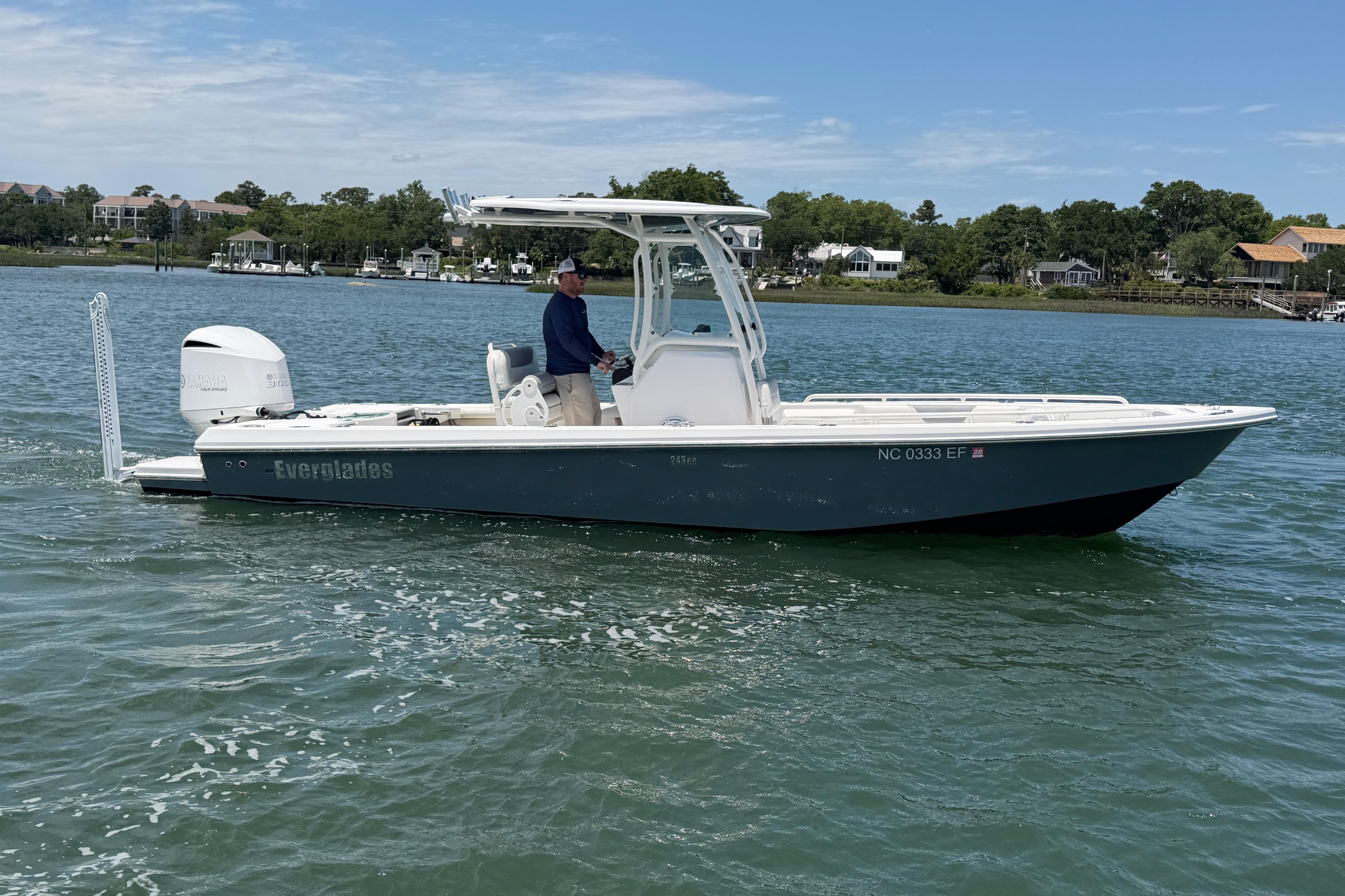 2017 Everglades 243 Center Console