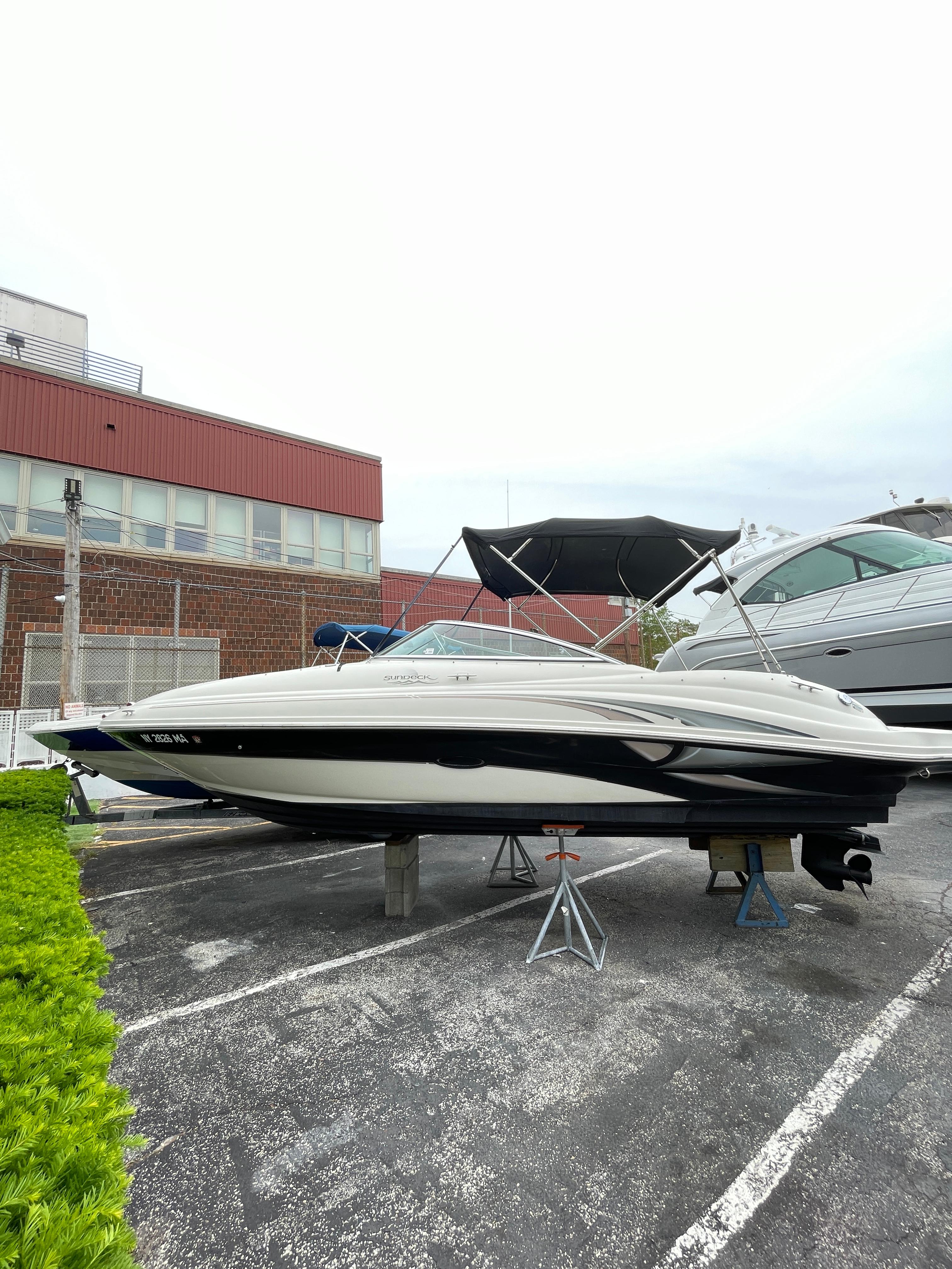 2004 Sea Ray 220 Sundeck