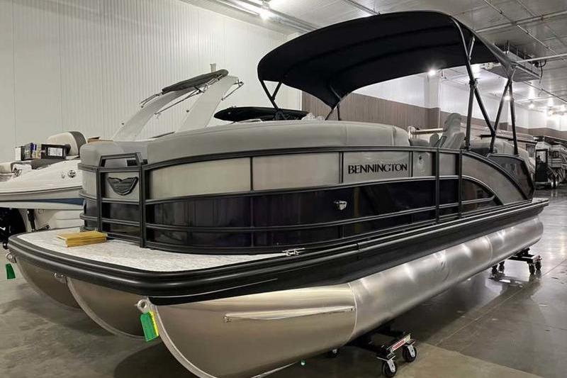 2025 Bennington 22M Fastback SE