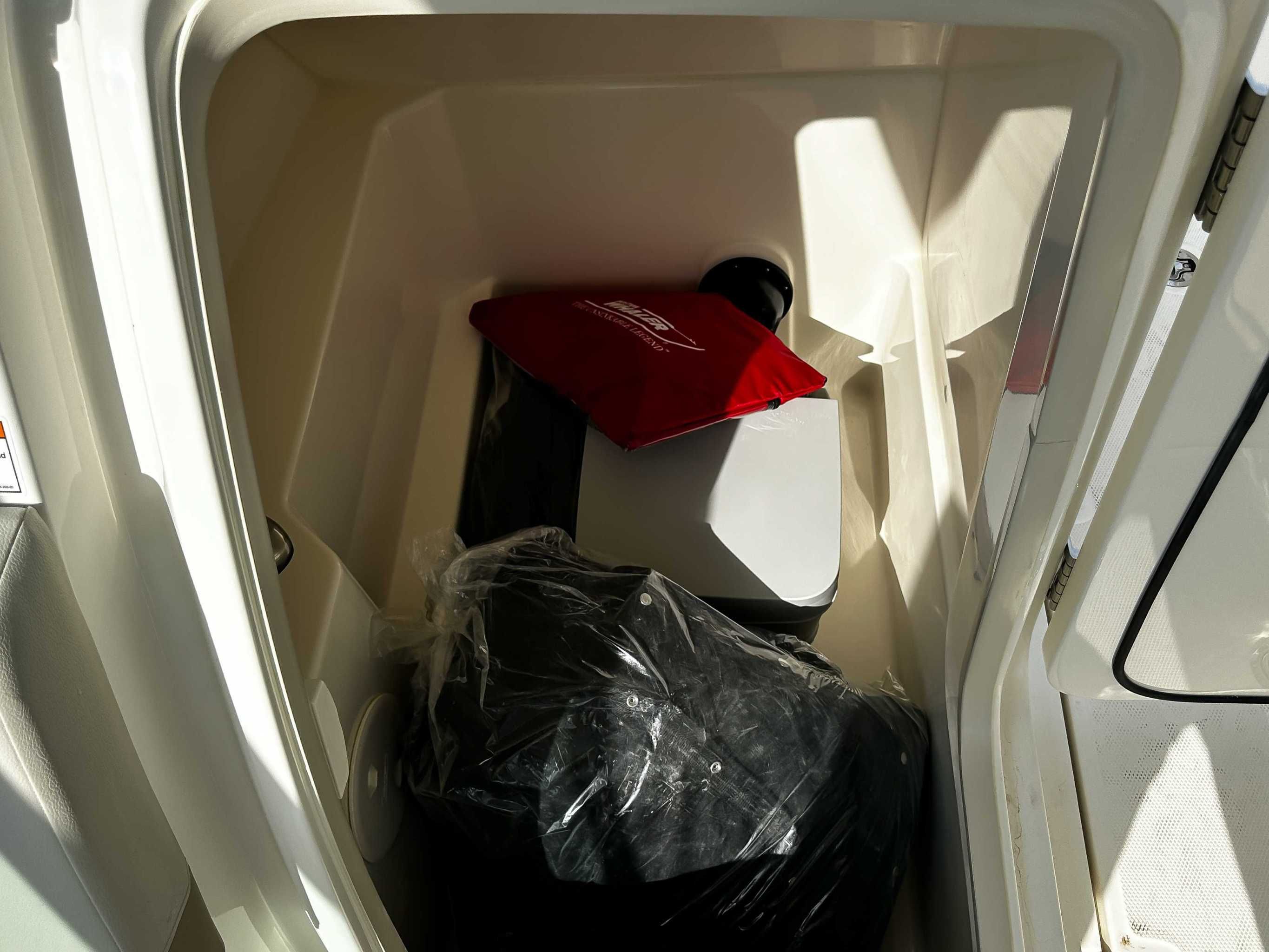 2025 Boston Whaler 240 Vantage - 21