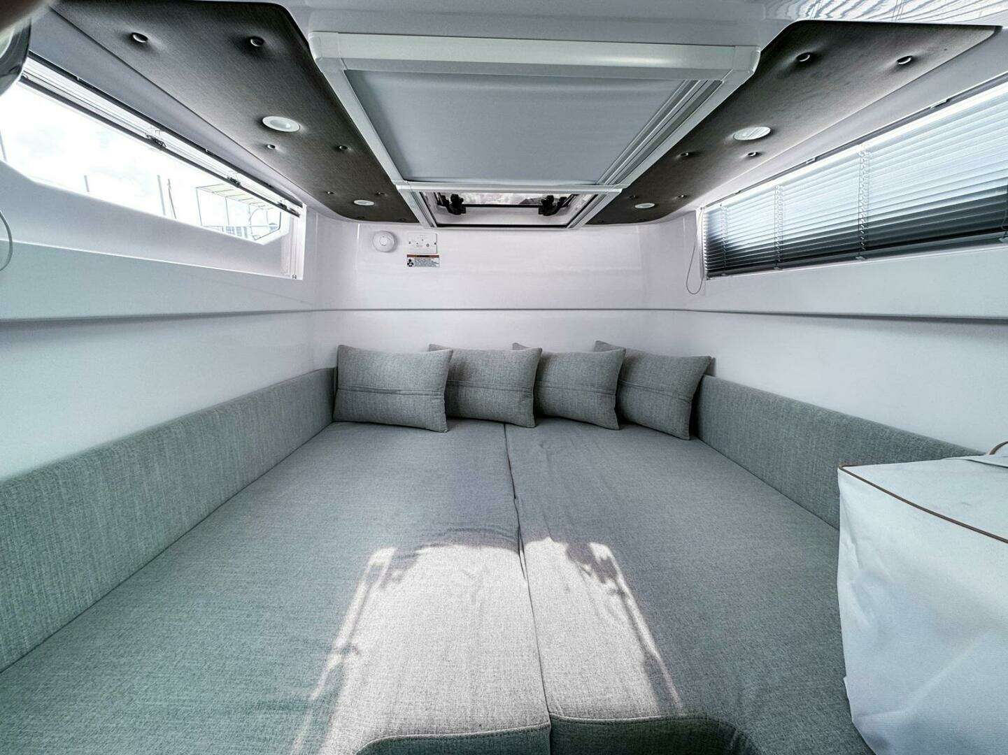 2024 Axopar 37XC CROSS CABIN - Image 18