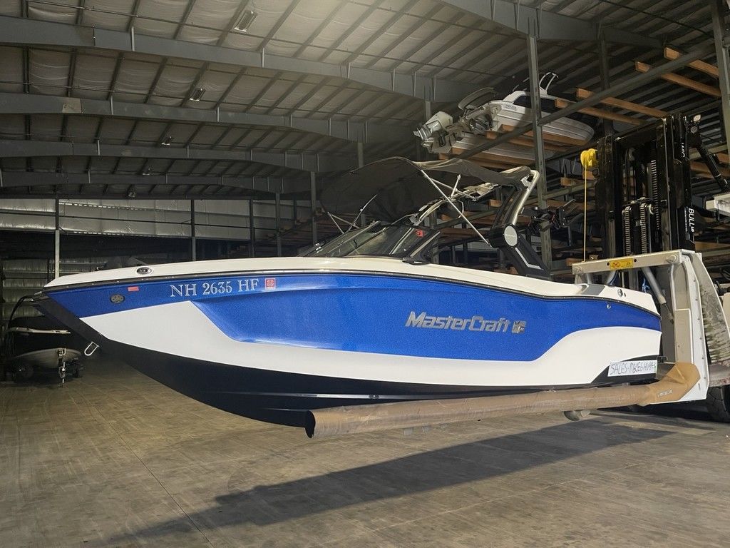 2023 MasterCraft XT22 - 2