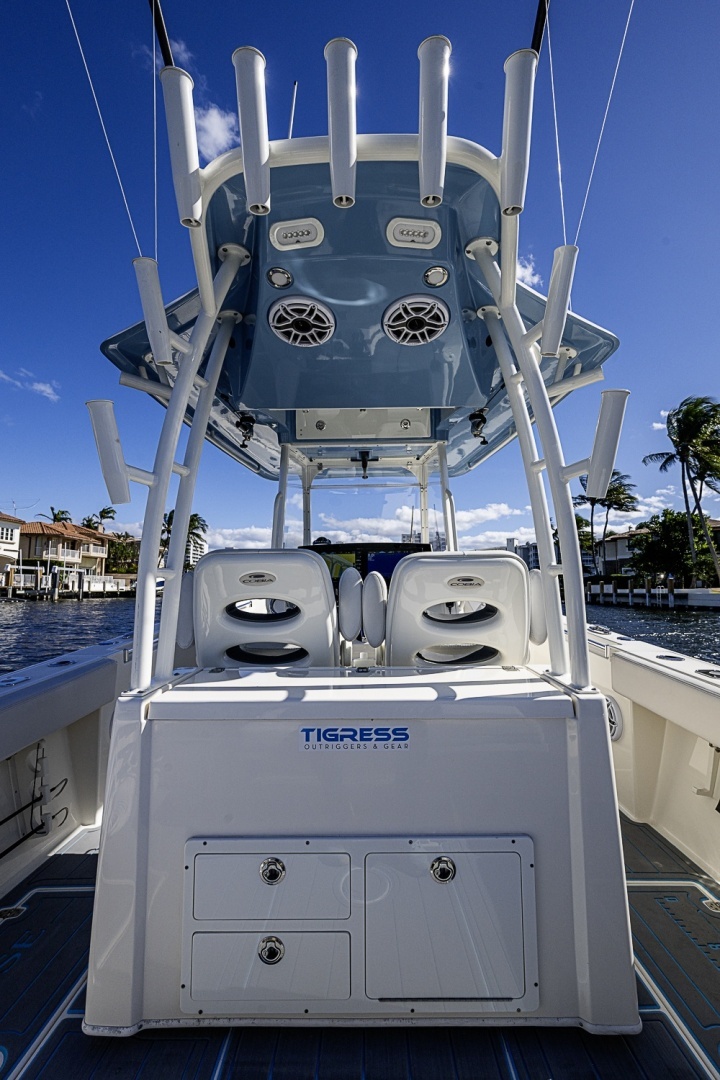 2021 Cobia 320 CC - Image 12