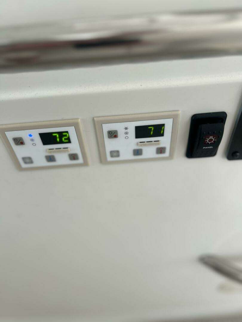 2003 Carver 466 Motor Yacht - Image 17