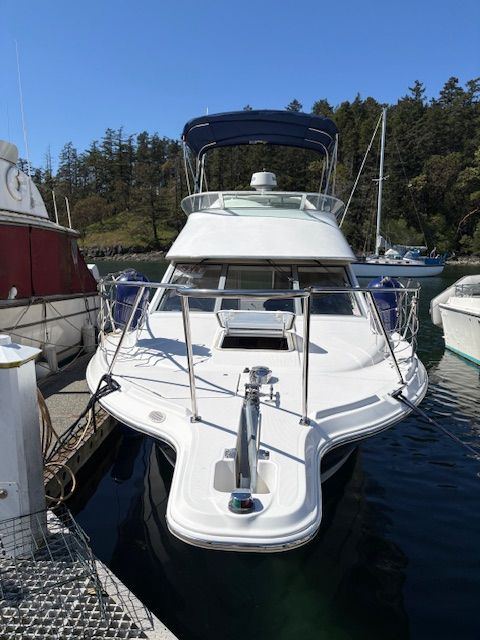 2008 Bayliner Discovery boat docked in harbor.