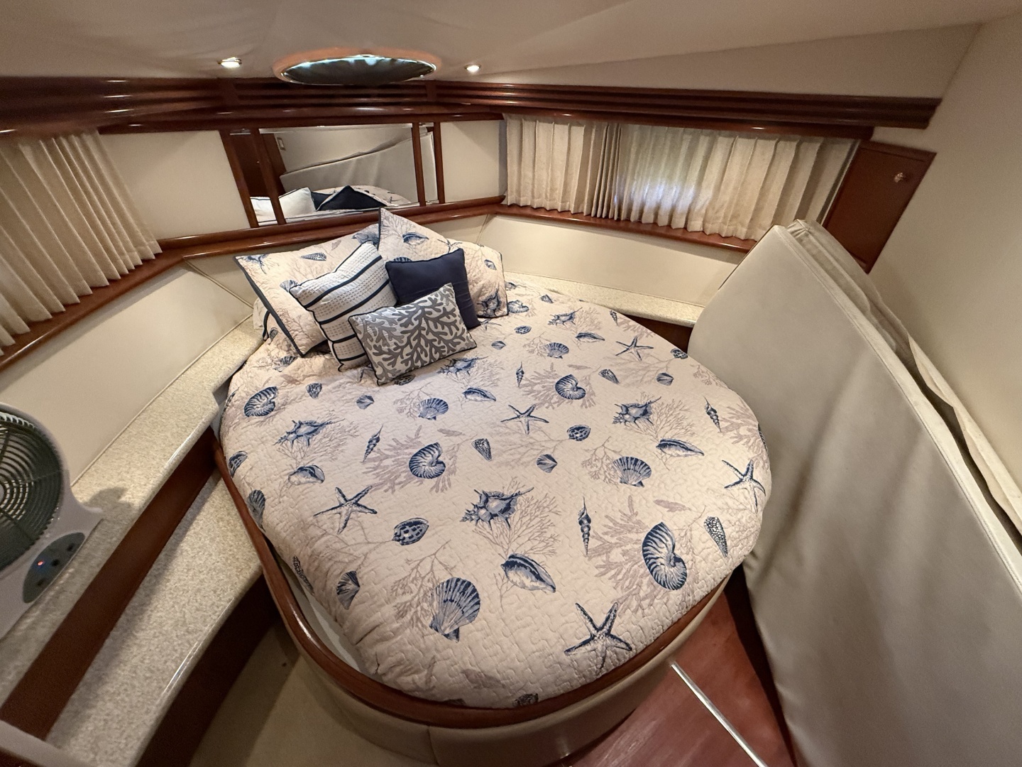 1999 Carver 450 Voyager - Image 38