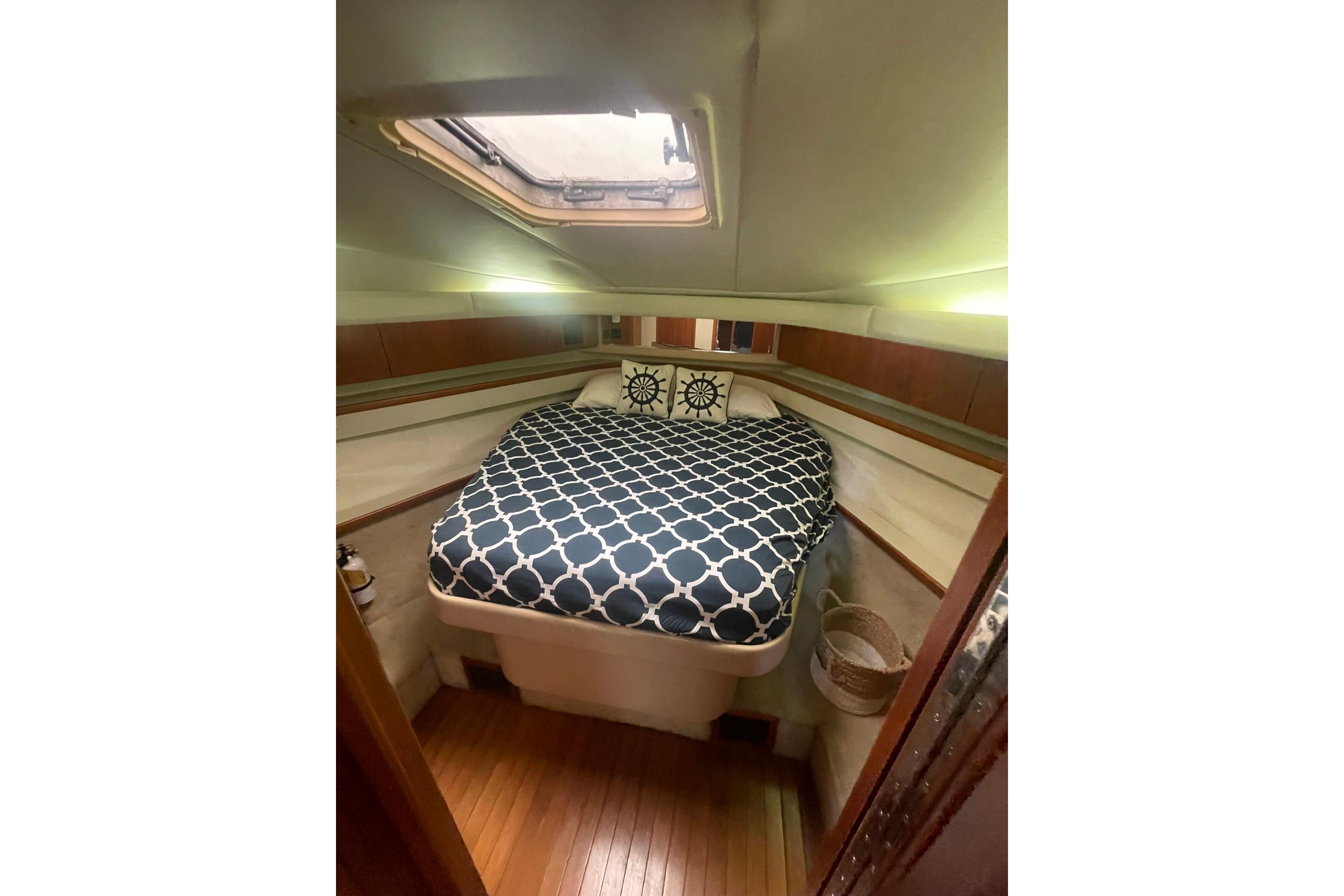 MASTER STATEROOM WITH QUEEN ISLAND BERTH & GREAT HEADROOM