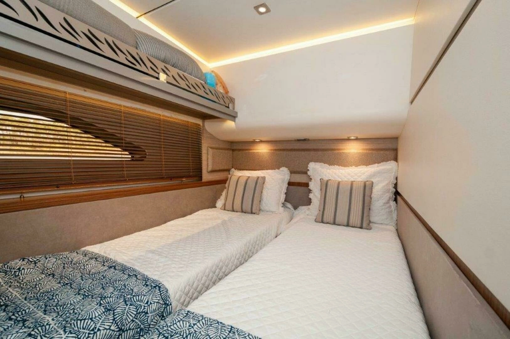 2018 Sea Ray L550 Flybridge - Image 26