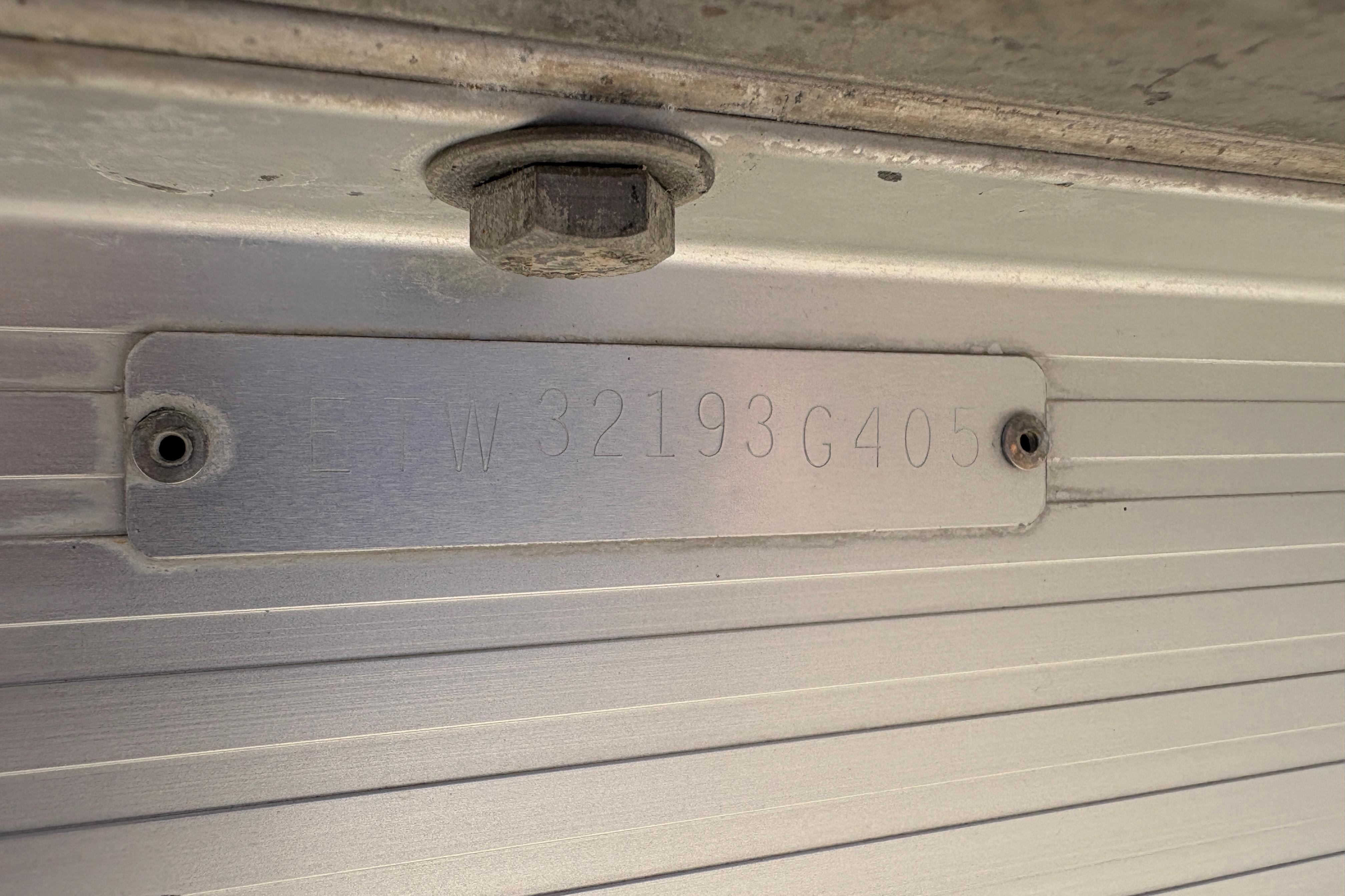 Hull identification number on a 2005 Bennington 2575RFS I/O boat.