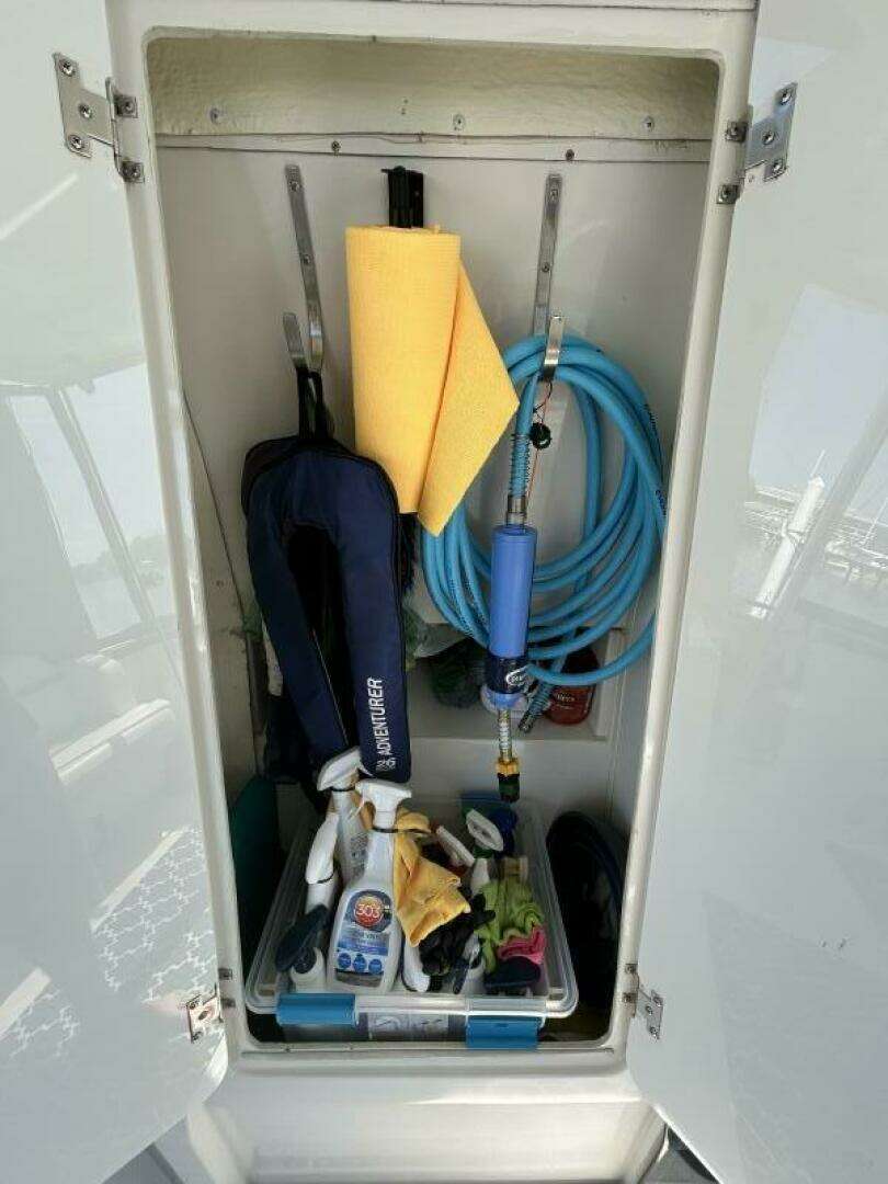 2005 Carver 366 MY - Image 25