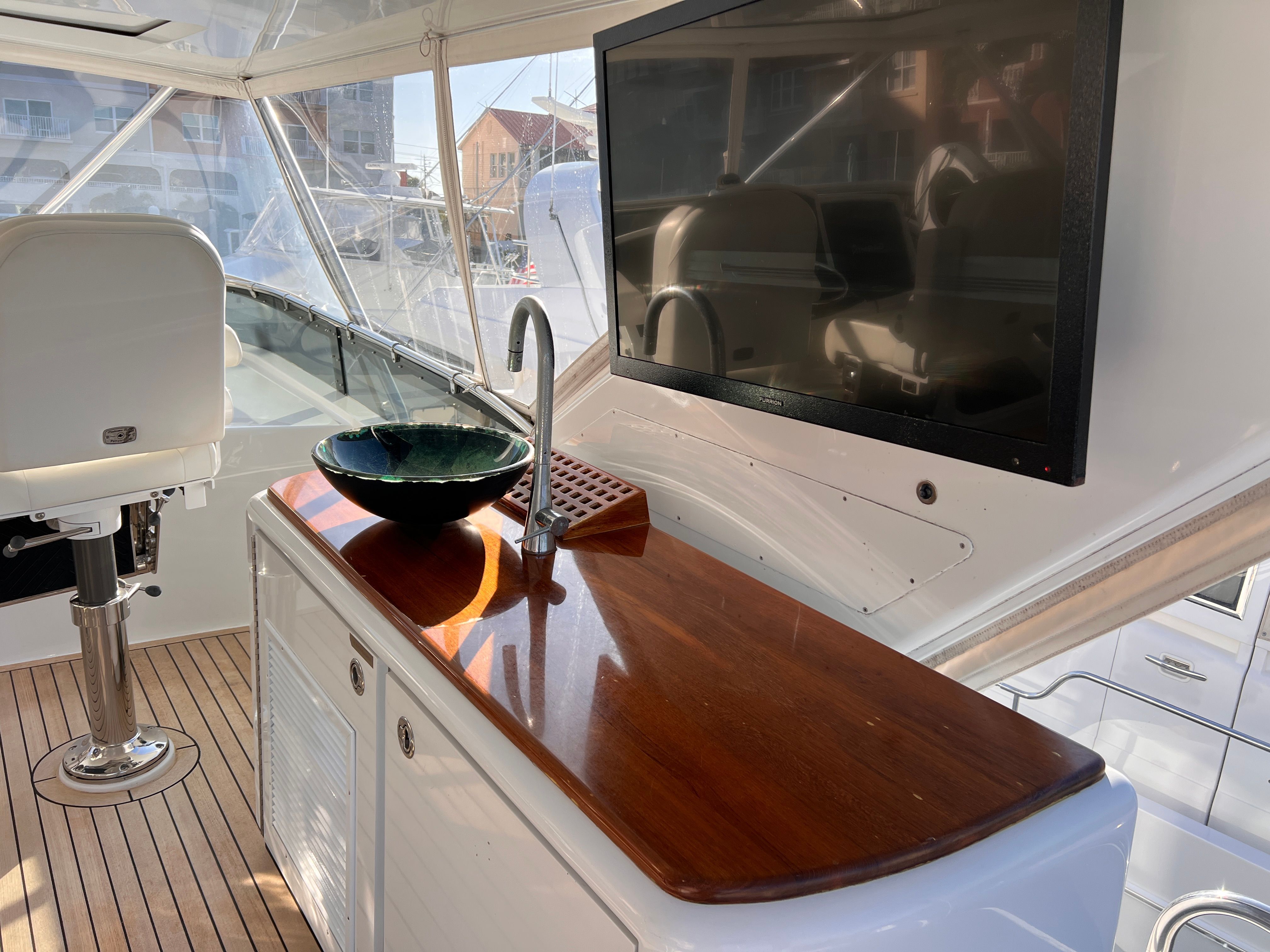 2006 Hatteras 64 Motor Yacht - 30