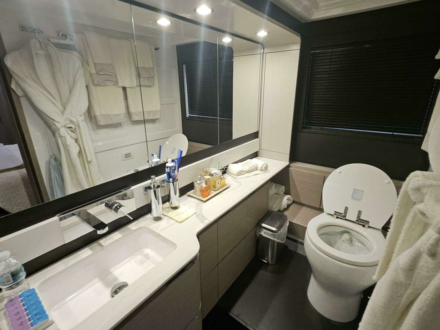 2022 Azimut 66 - Image 61