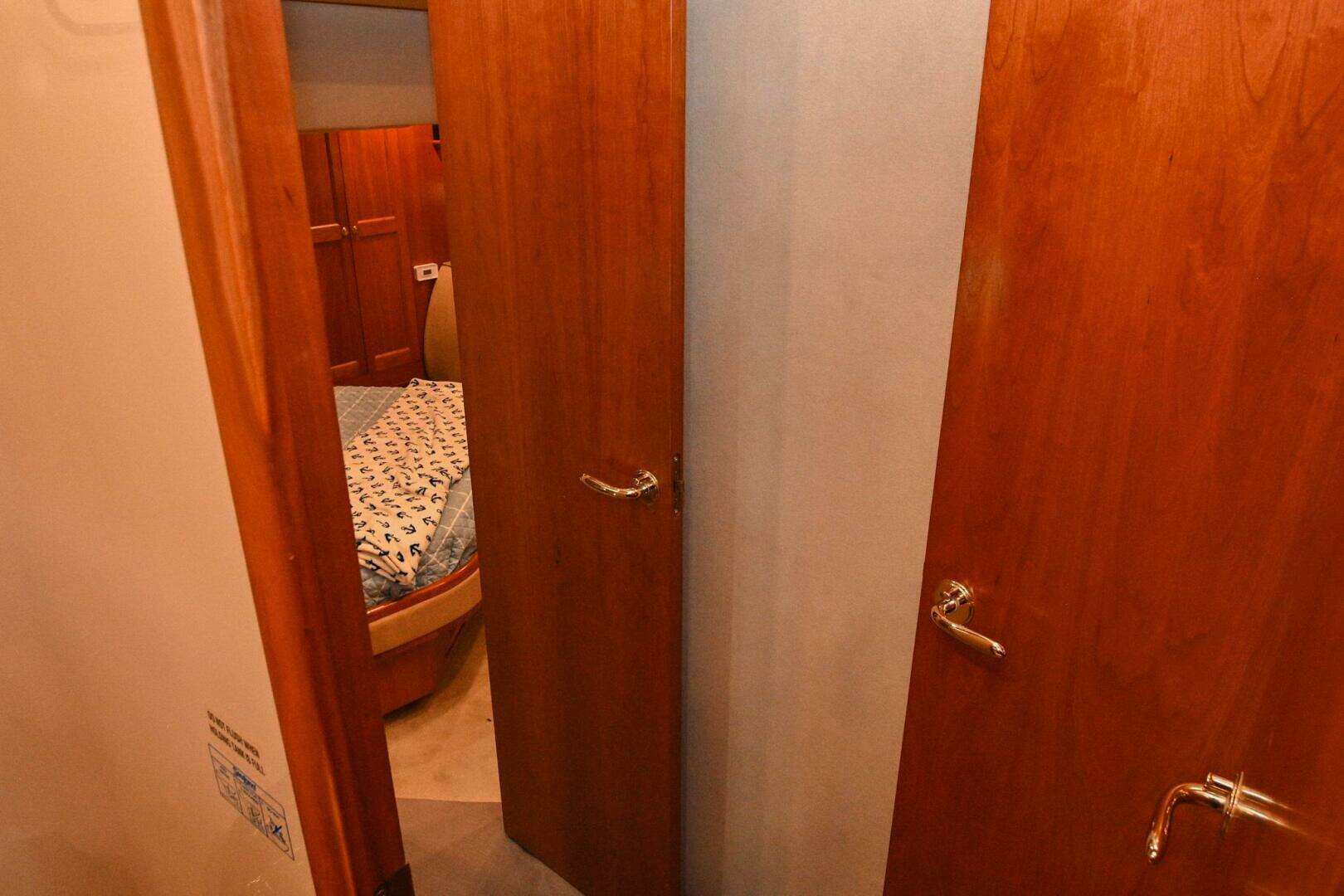 2002 Cruisers Yachts 5000 Sedan Sport - Image 85