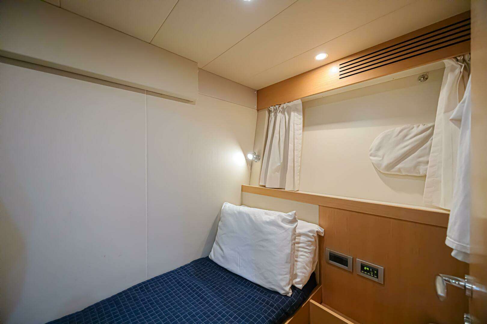 2011 Ferretti Yachts 830 - Image 76