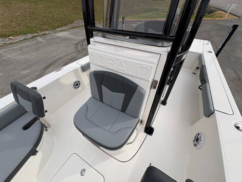 2025 Robalo 226 Cayman - 40