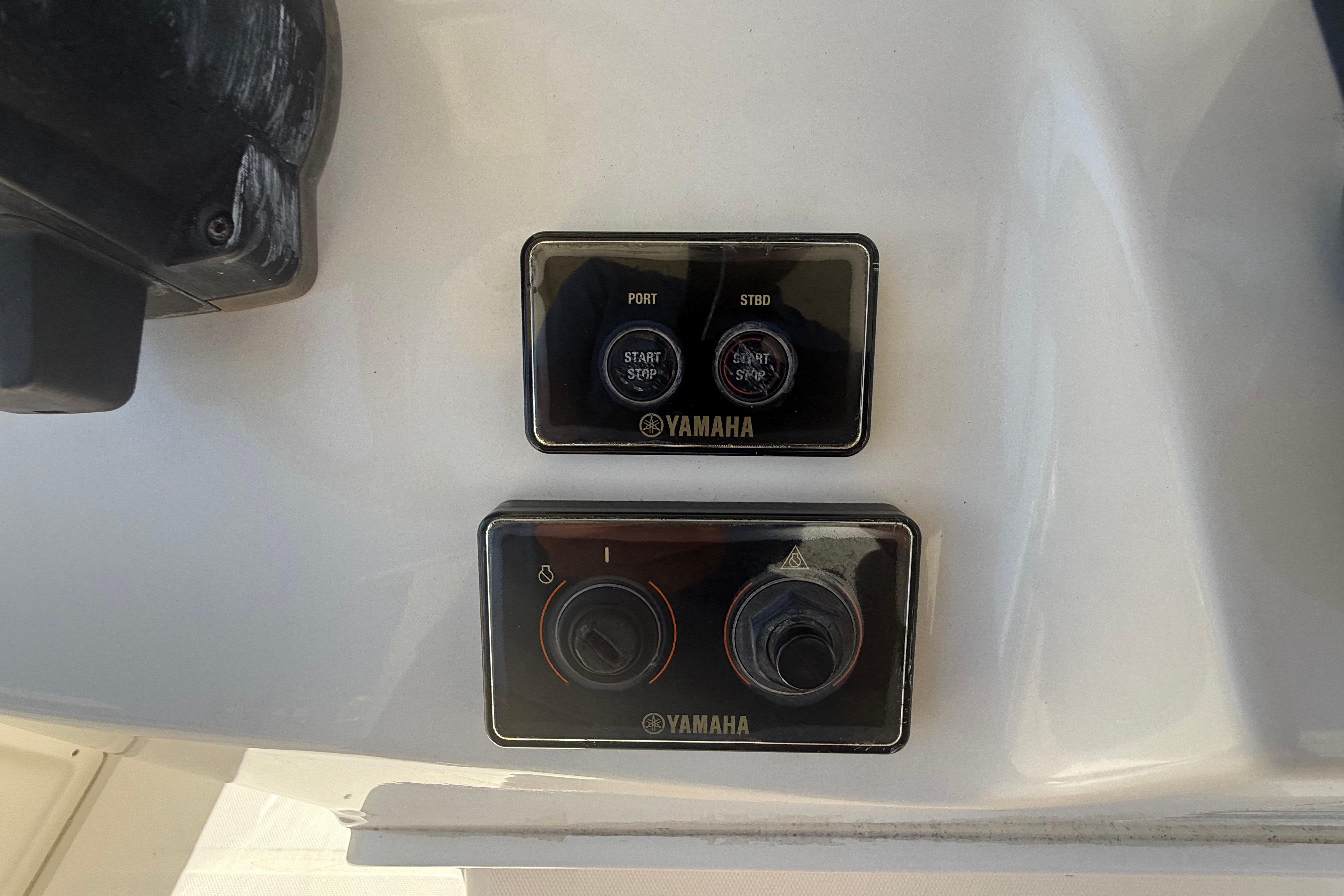Yamaha controls on 2019 Key West Billistic 281 Center Console boat dashboard.