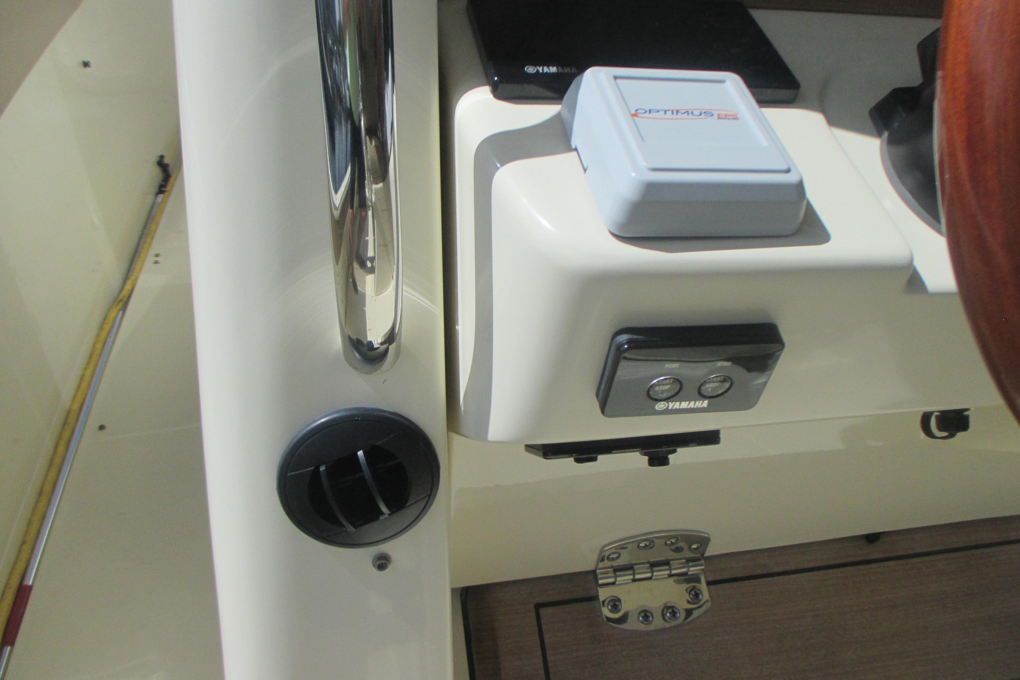 2019 Chris-Craft Catalina 30 dashboard with Yamaha controls and Optimus EPS system.