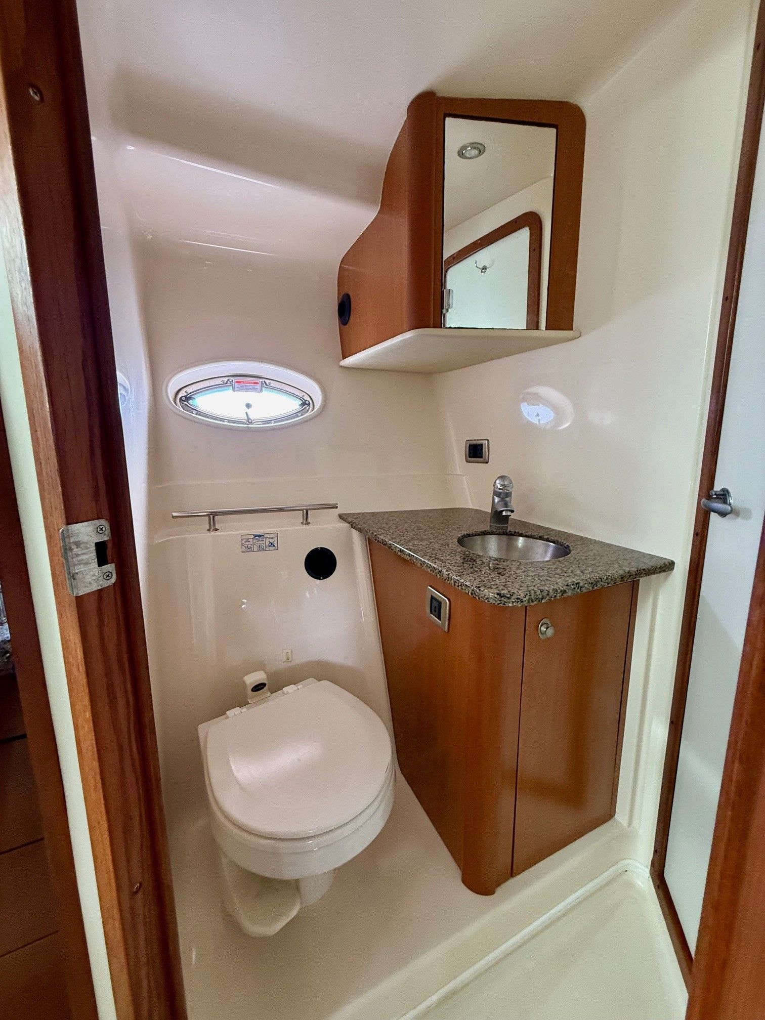2006 Sea Ray 38 Sundancer - 27