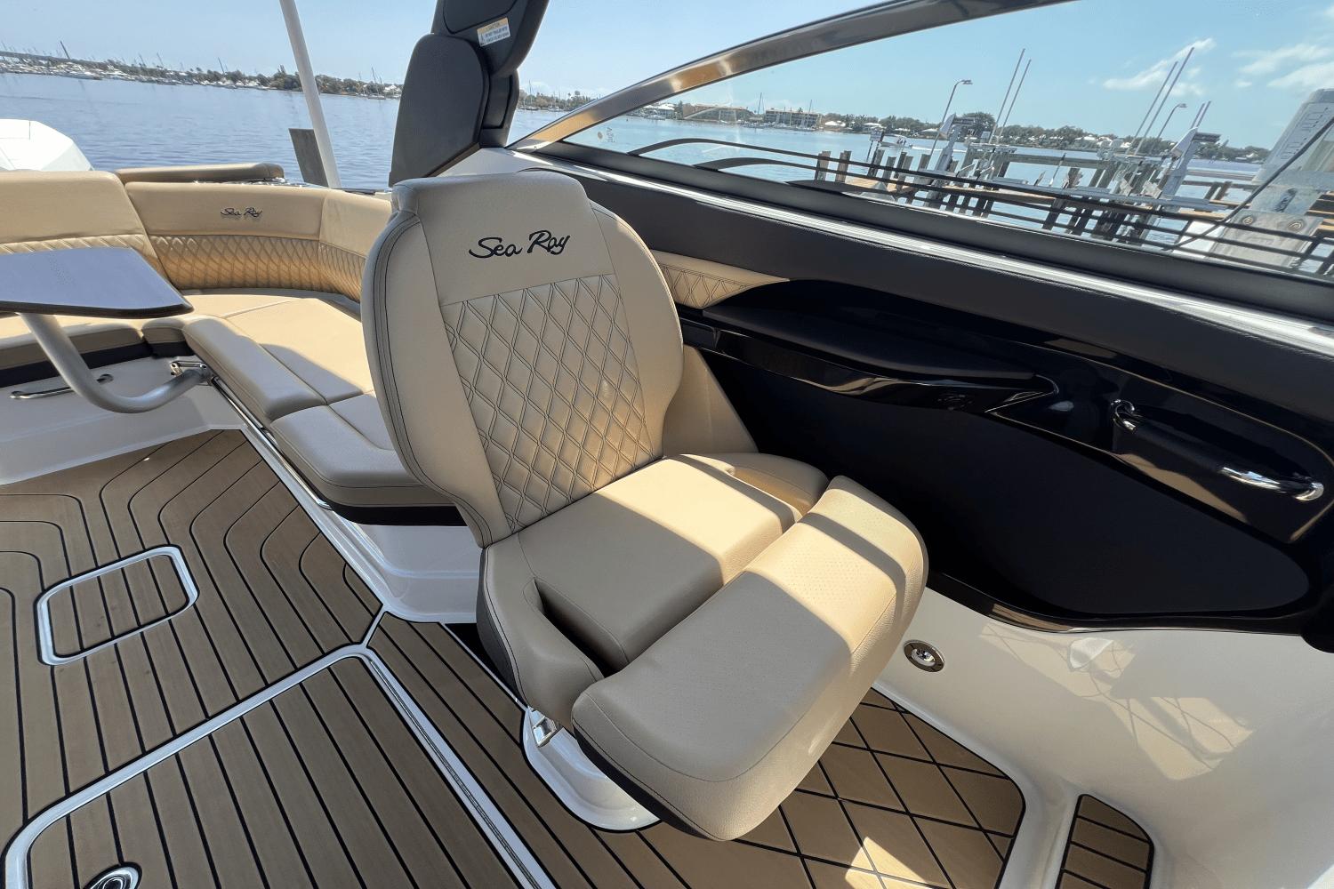 2024 Sea Ray SLX 280 - 24