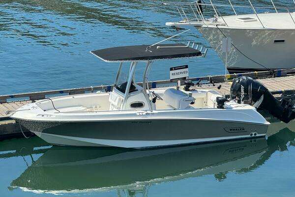 2014 Boston Whaler 220 Outrage