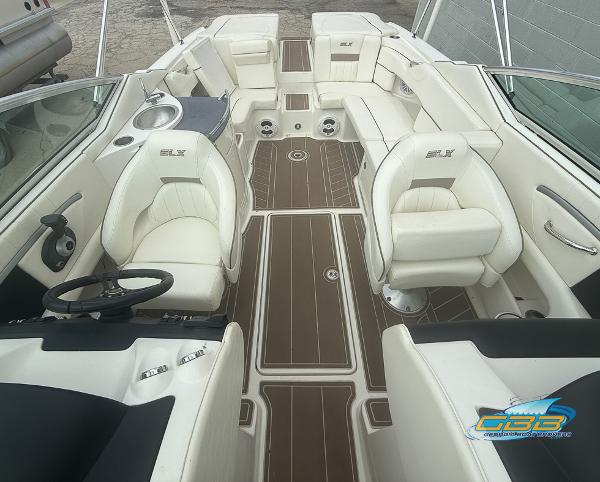 2008 Sea Ray 270 SLX boat interior with white seating and brown flooring.