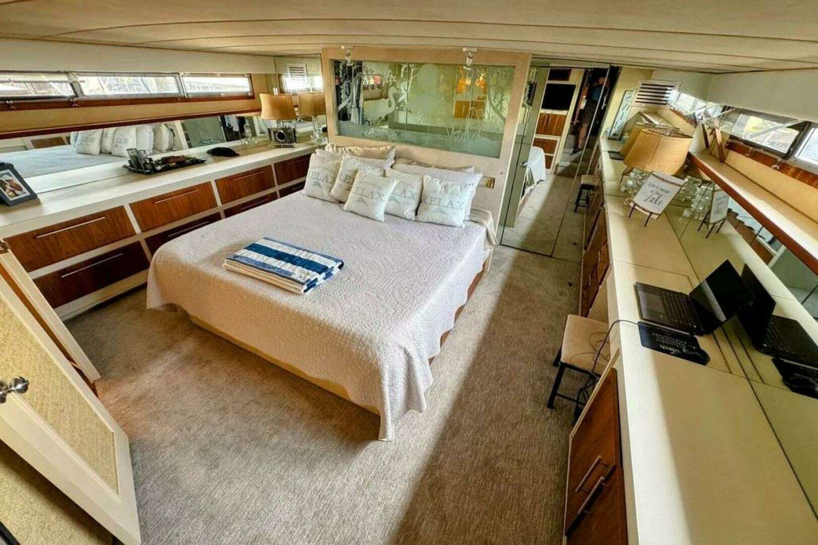 1986 Bertram 58 Flybridge Motor Yacht - Image 4