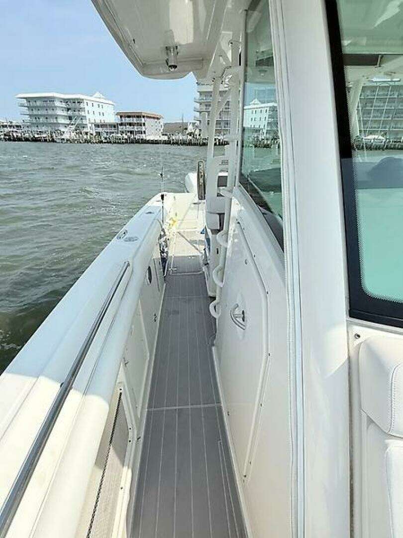 2014 Boston Whaler 350 Outrage - Image 33