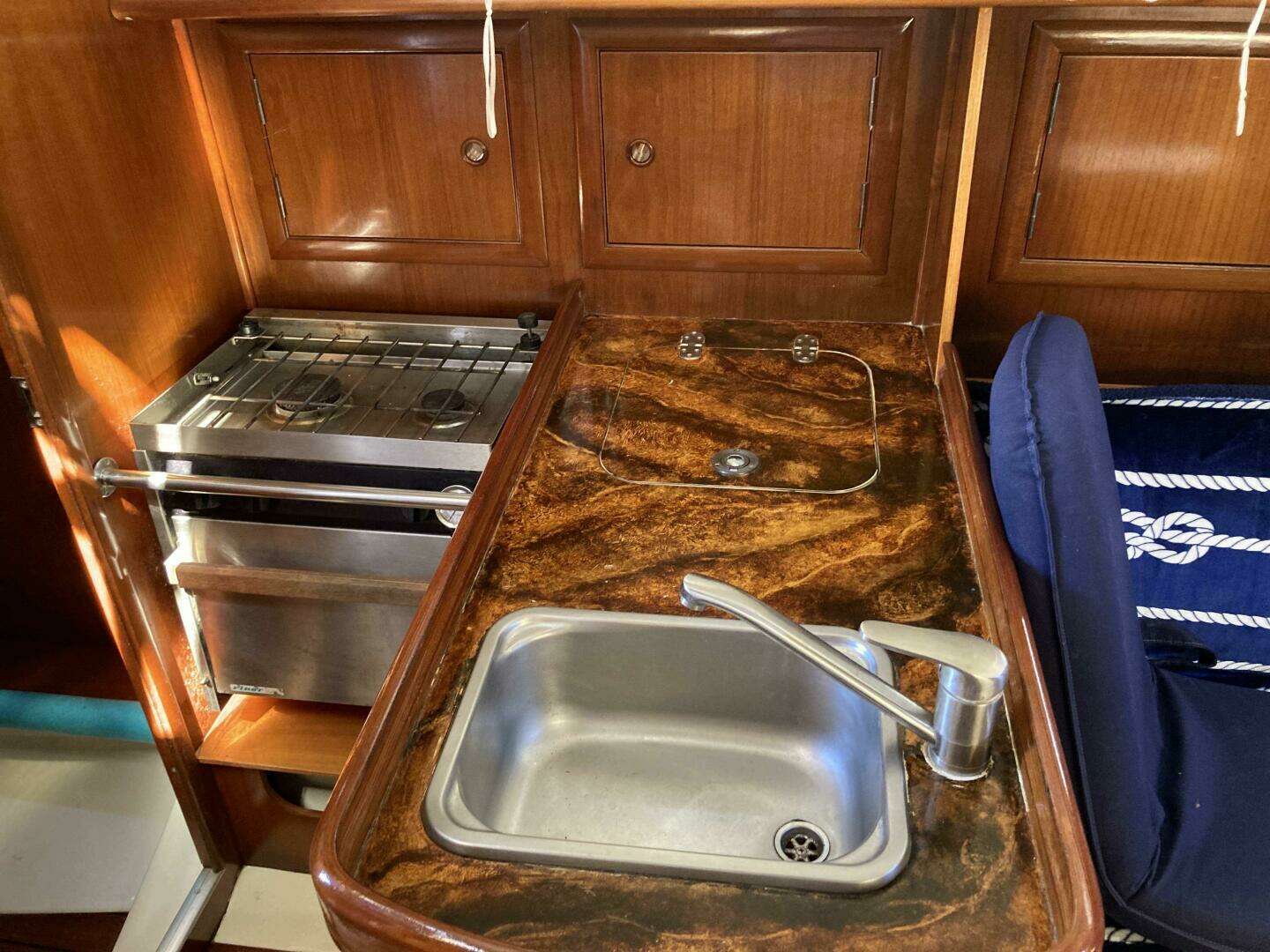 2000 Beneteau Oceanis 311 - Image 15