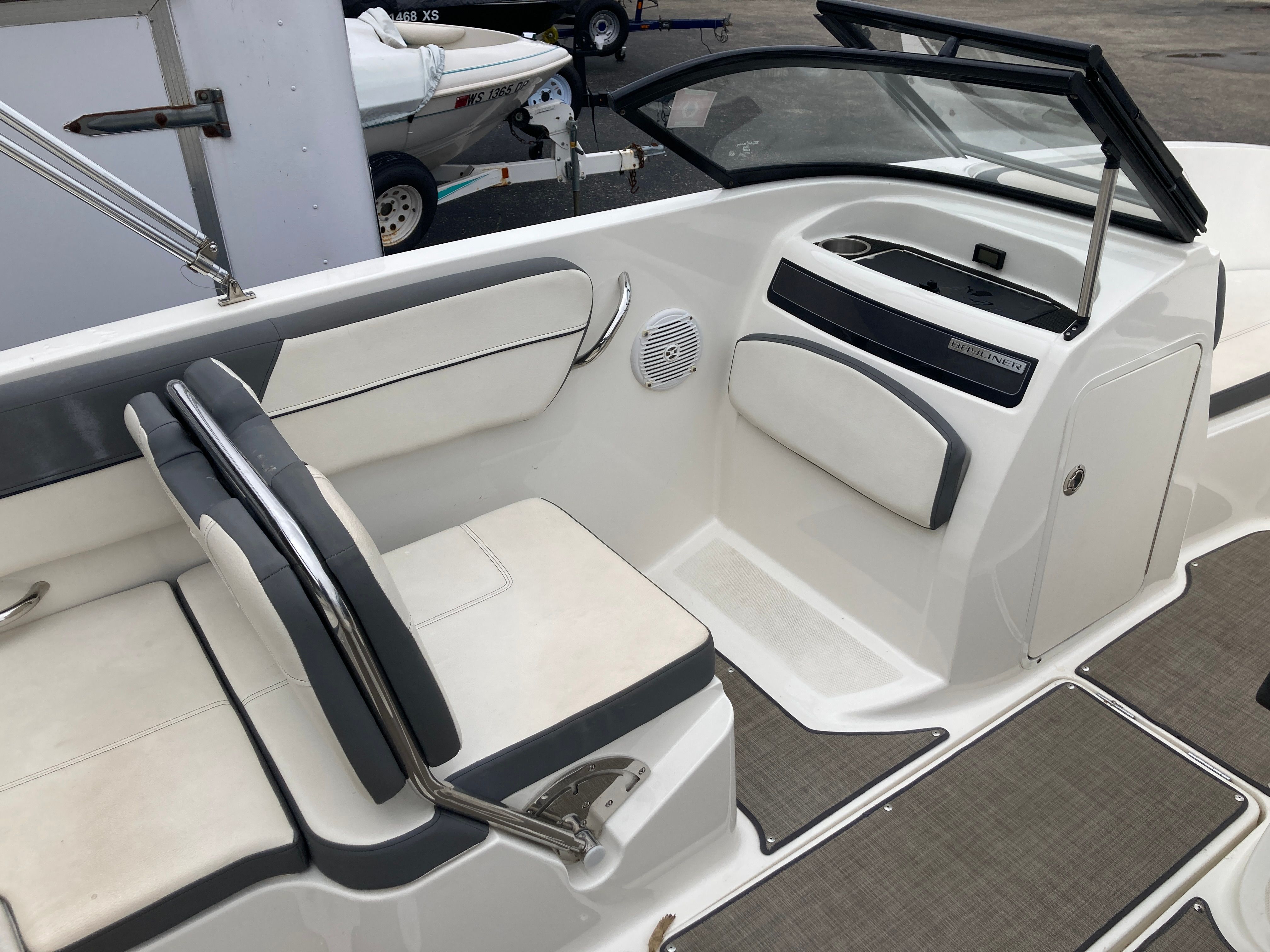 2017 Bayliner VR5 - 13