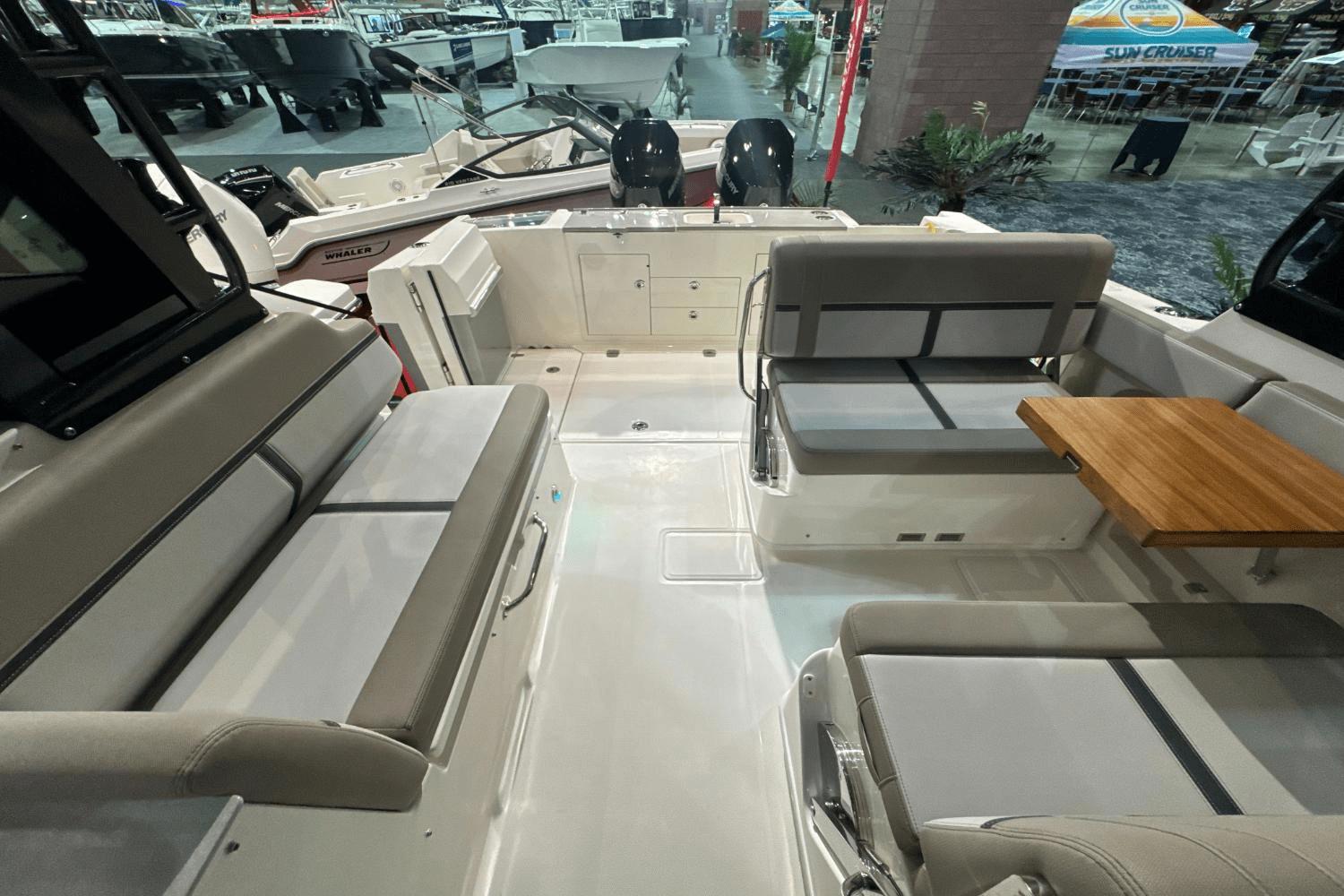 2025 Boston Whaler 330 Vantage - 14