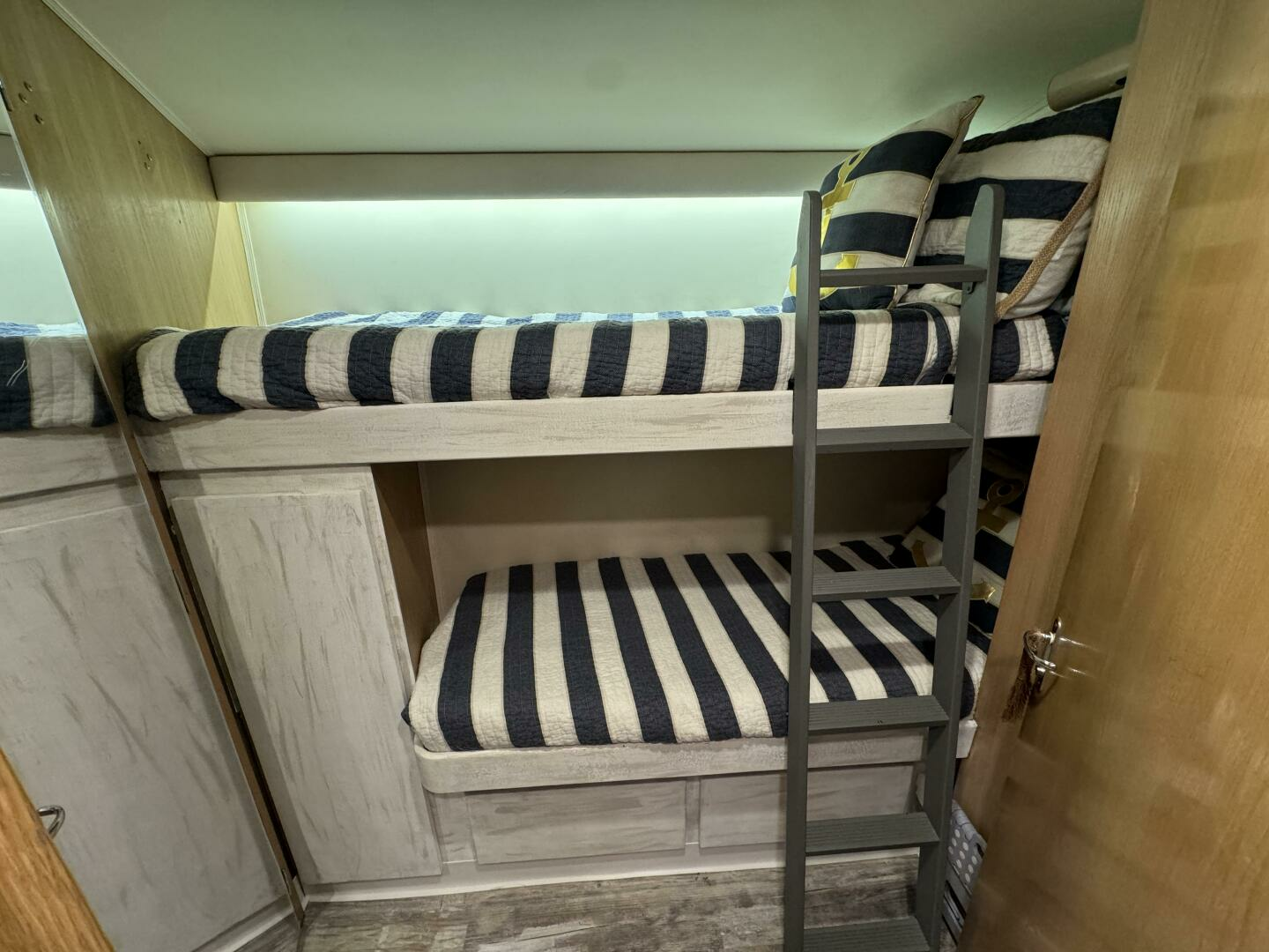 1994 Hatteras 54 Yacht - Image 42
