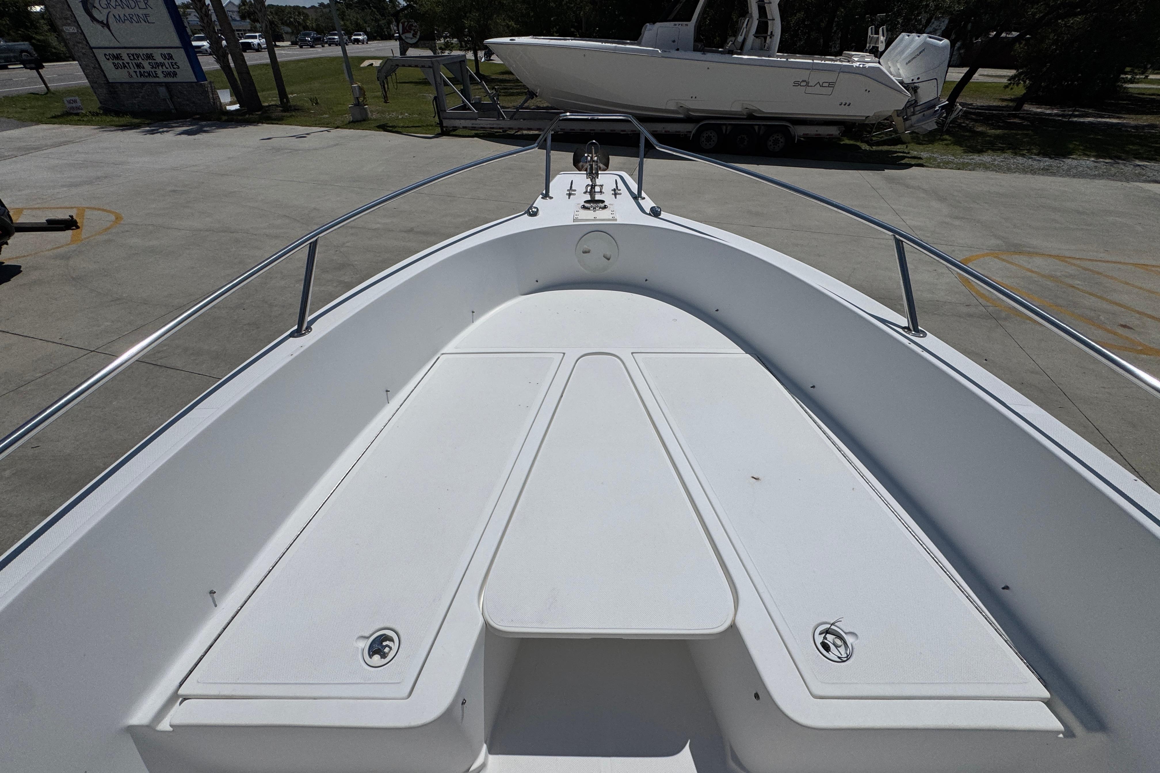 2000 Stamas 250 Tarpon boat deck, featuring spacious seating and sleek design.