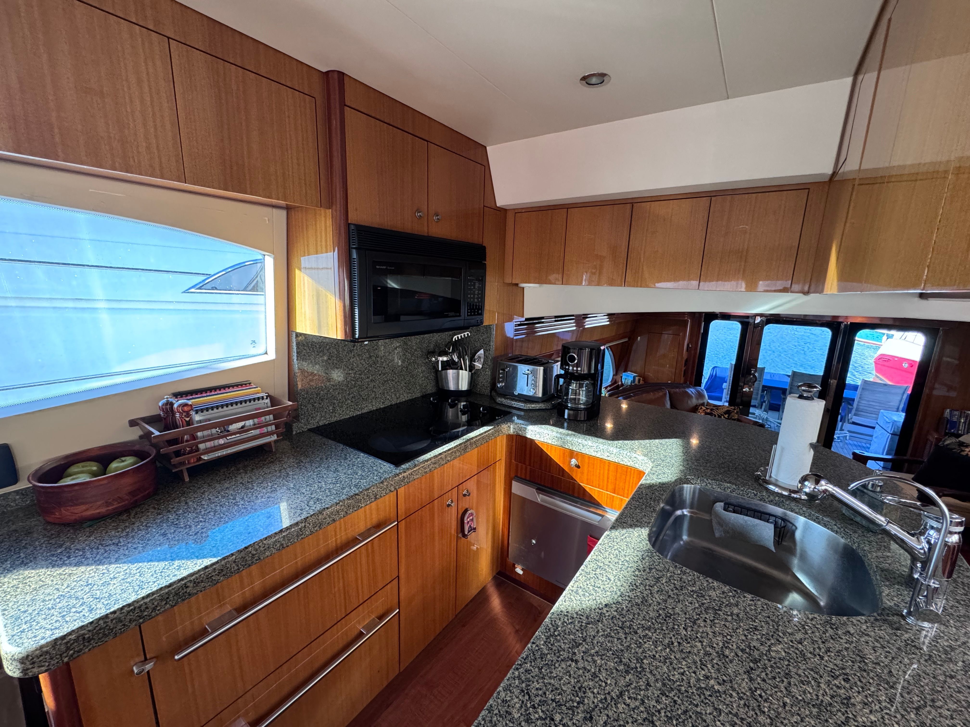 2006 Hatteras 64 Motor Yacht - 44