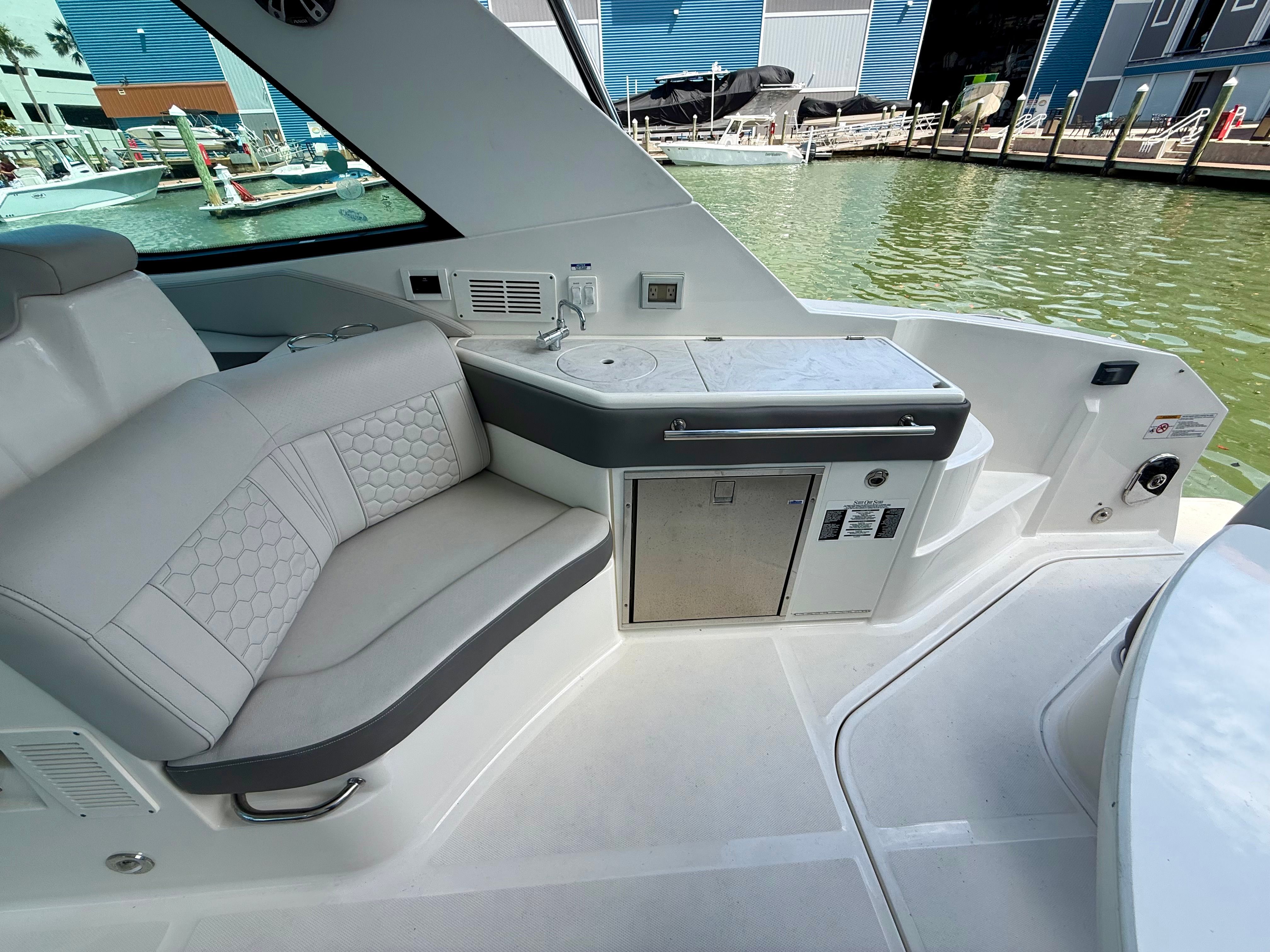 2023 Sea Ray Sundancer 320 - 20
