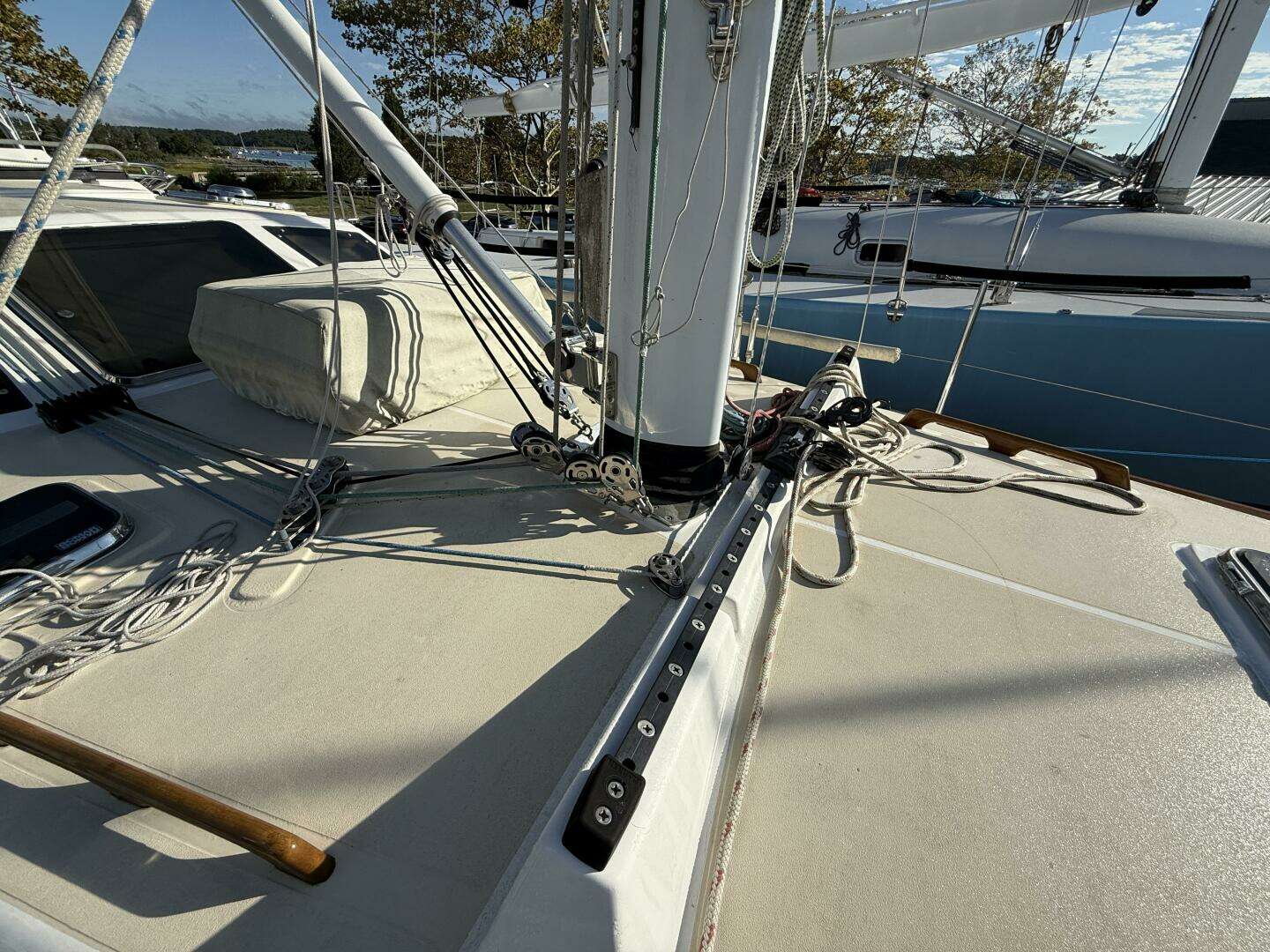 2011 Tartan 4700 - Image 20