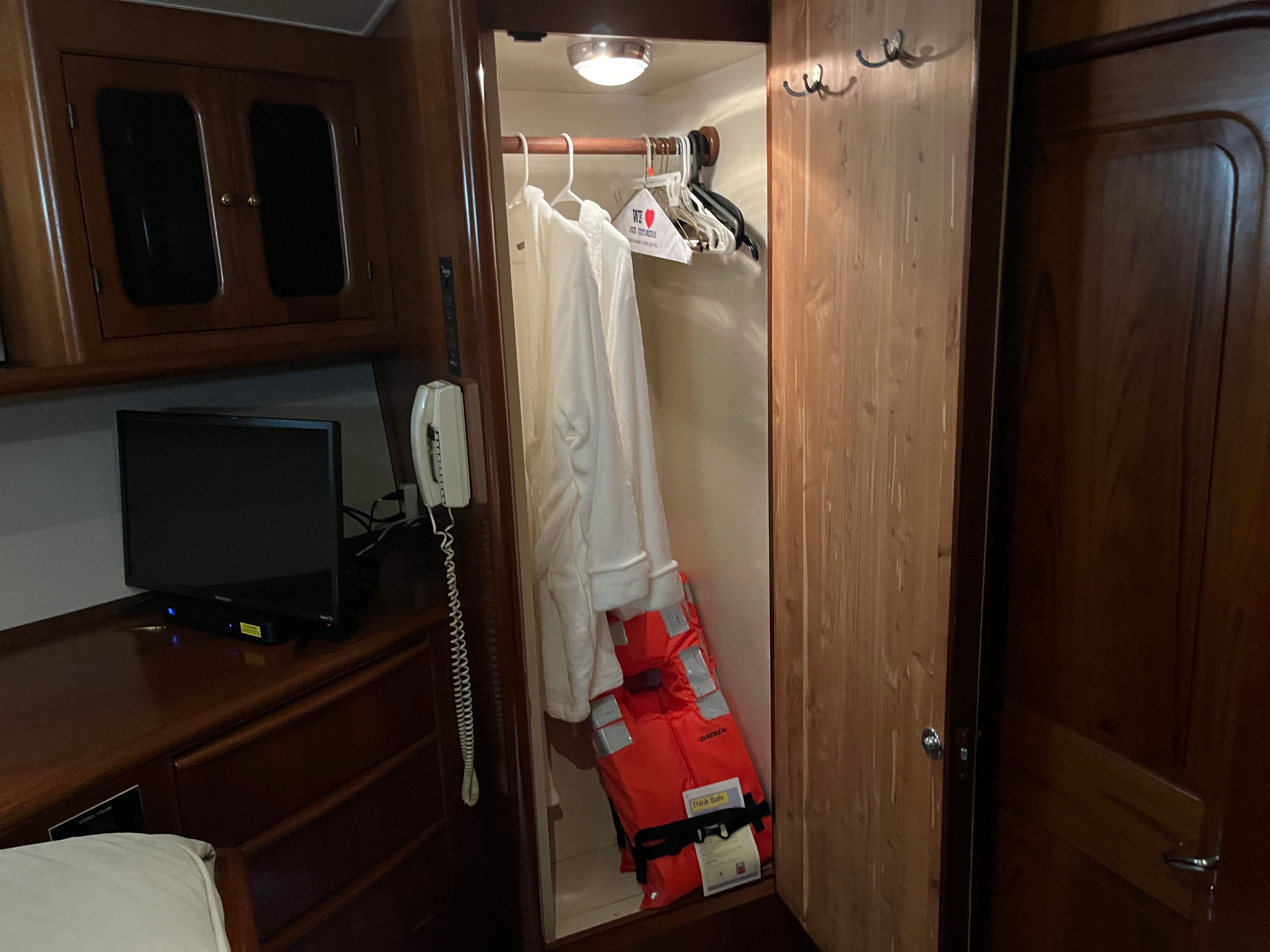 1994 Viking Motor Yacht - 24