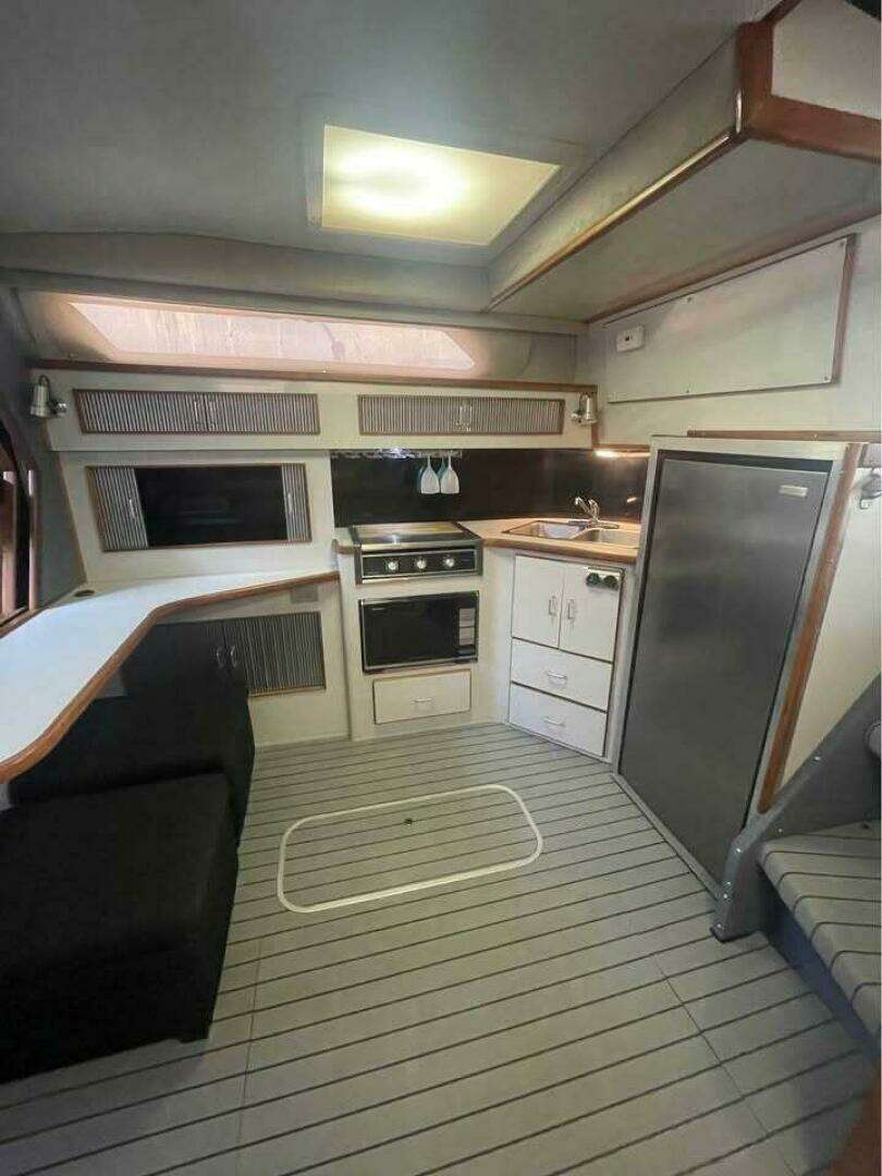 1989 Sea Ray 390 Express Cruiser - Image 5