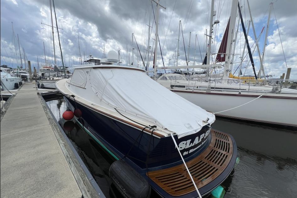 2004 RB DERELI Daytripper 40 yacht docked at marina under cloudy skies.