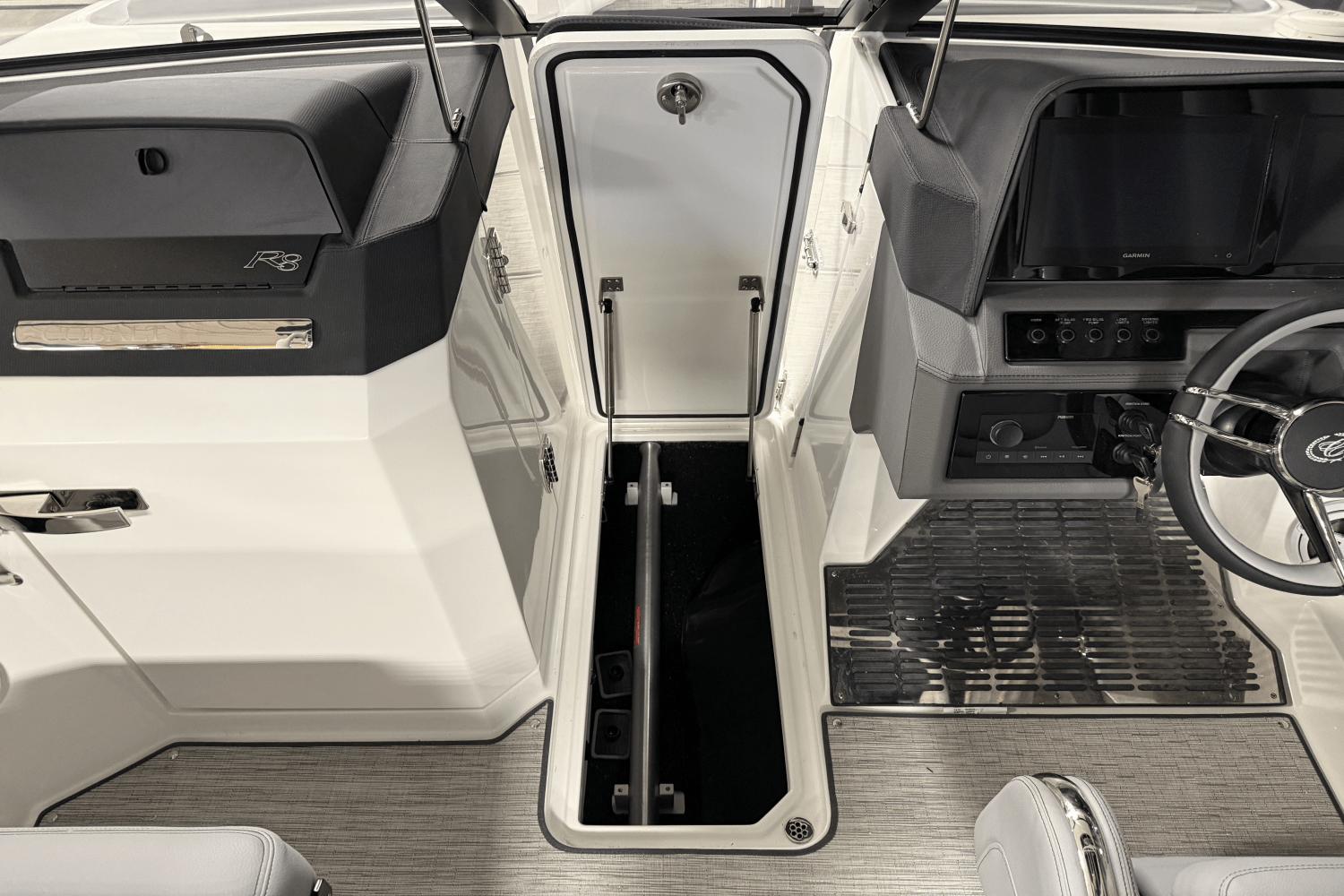 2025 Cobalt R8 Outboard - 83